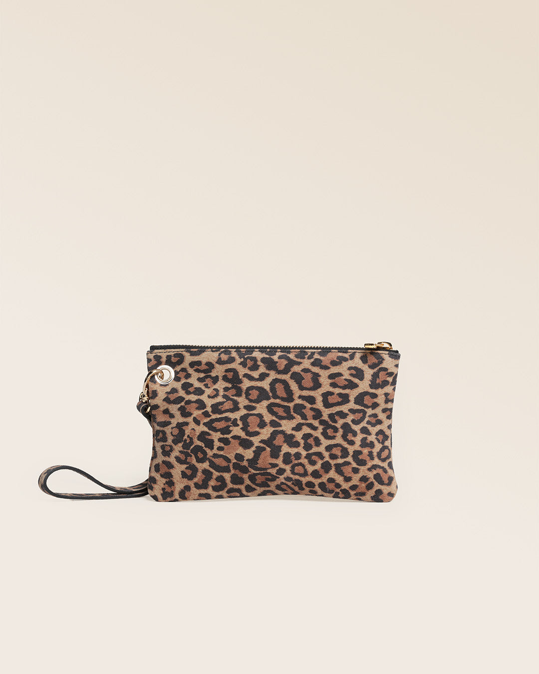 Notre pochette Emma en cuir veau velours léopard vu de face en studio.