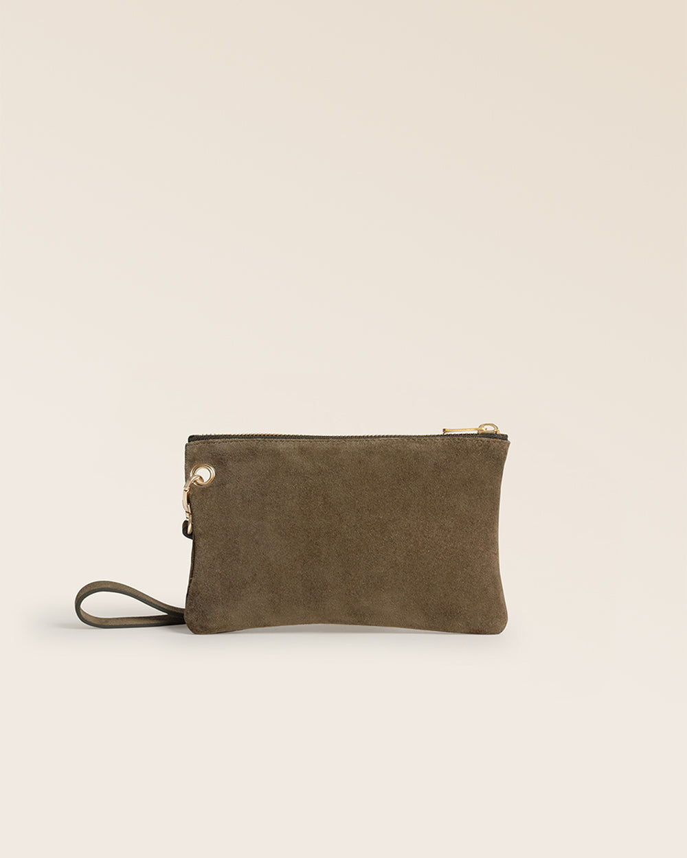 Notre pochette Emma Renouard en cuir veau velours truffe, vue de dos en studio.