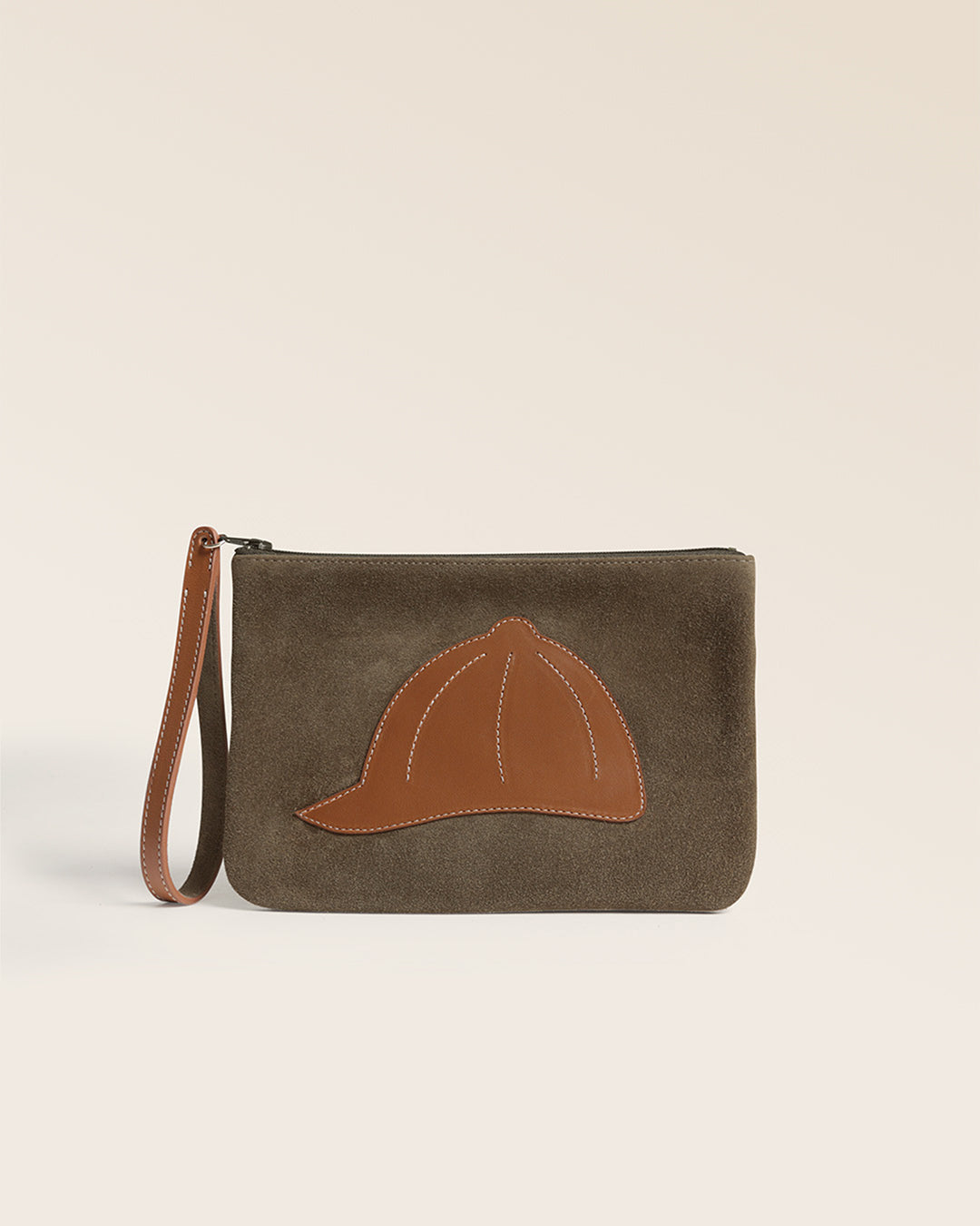 Notre pochette Galop Renouard en cuir veau velours truffe et vintage camel, vue de face en studio.