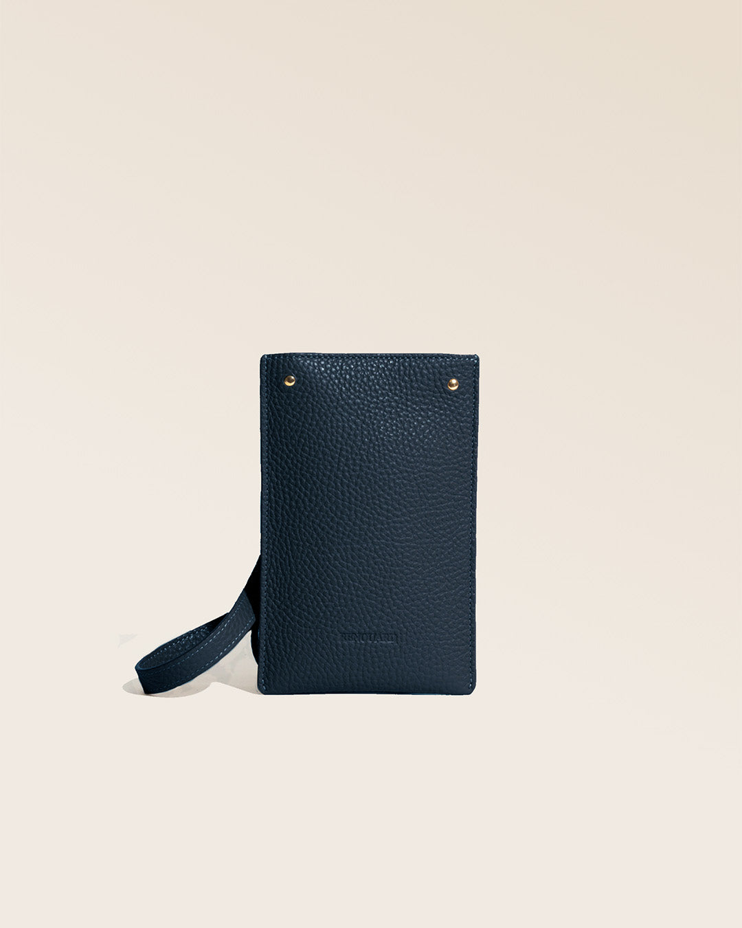 Notre pochette téléphone Renouard en cuir façon vigogne bleu marine vue de face en studio.