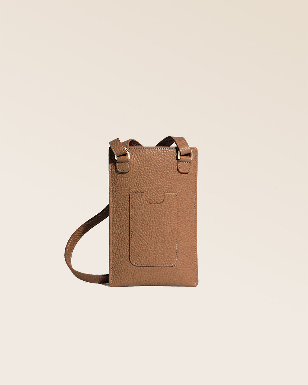 Notre pochette téléphone Renouard en cuir façon vigogne fauve, vue de dos en studio.