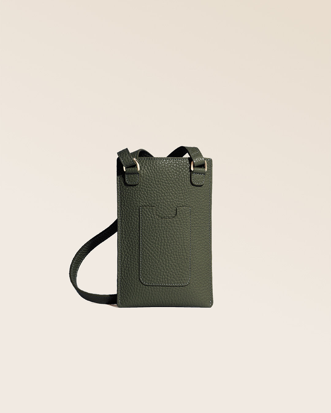 Notre pochette téléphone Renouard en cuir façon vigogne kaki vue de dos en studio.