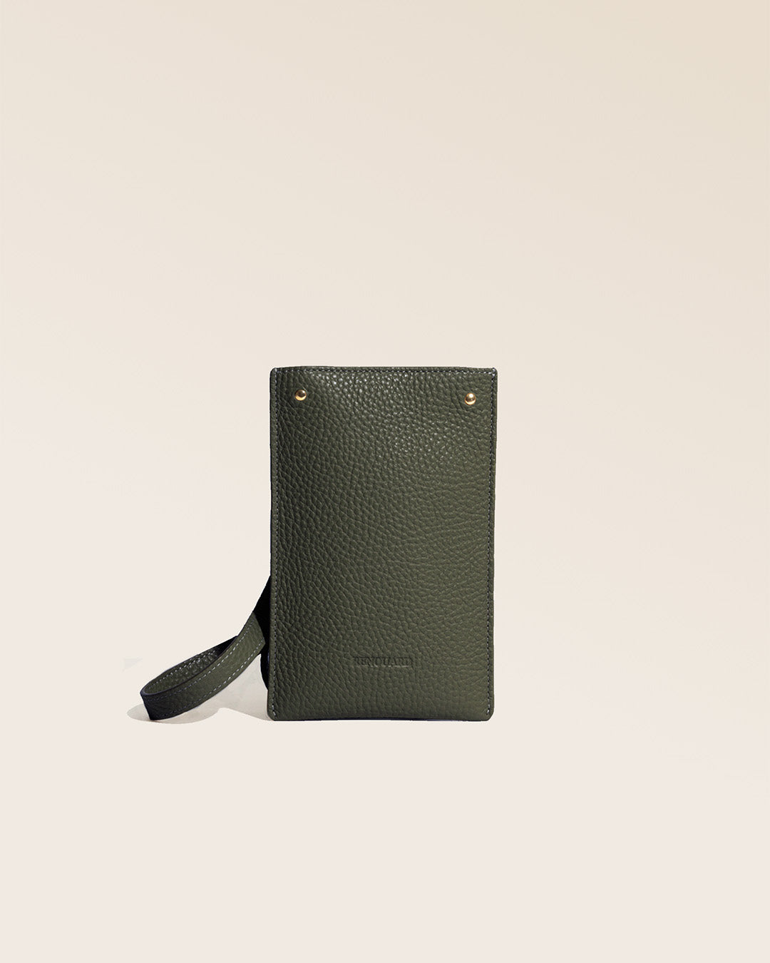 Notre pochette téléphone Renouard en cuir façon vigogne kaki vue de face en studio.