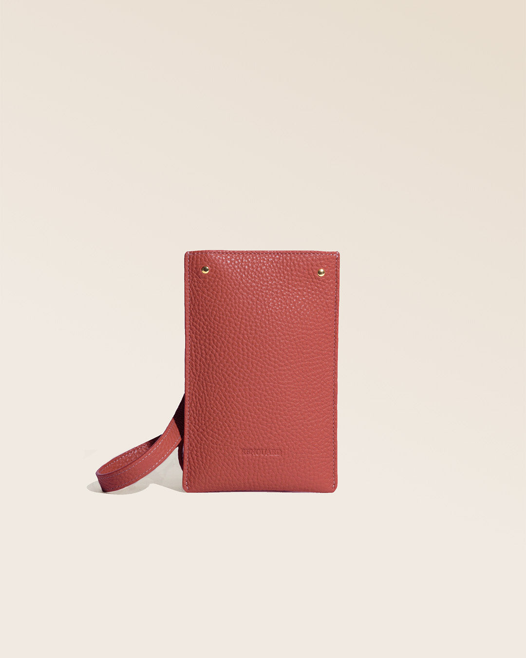 Notre pochette téléphone Renouard en cuir façon vigogne terracotta vue de face en studio.