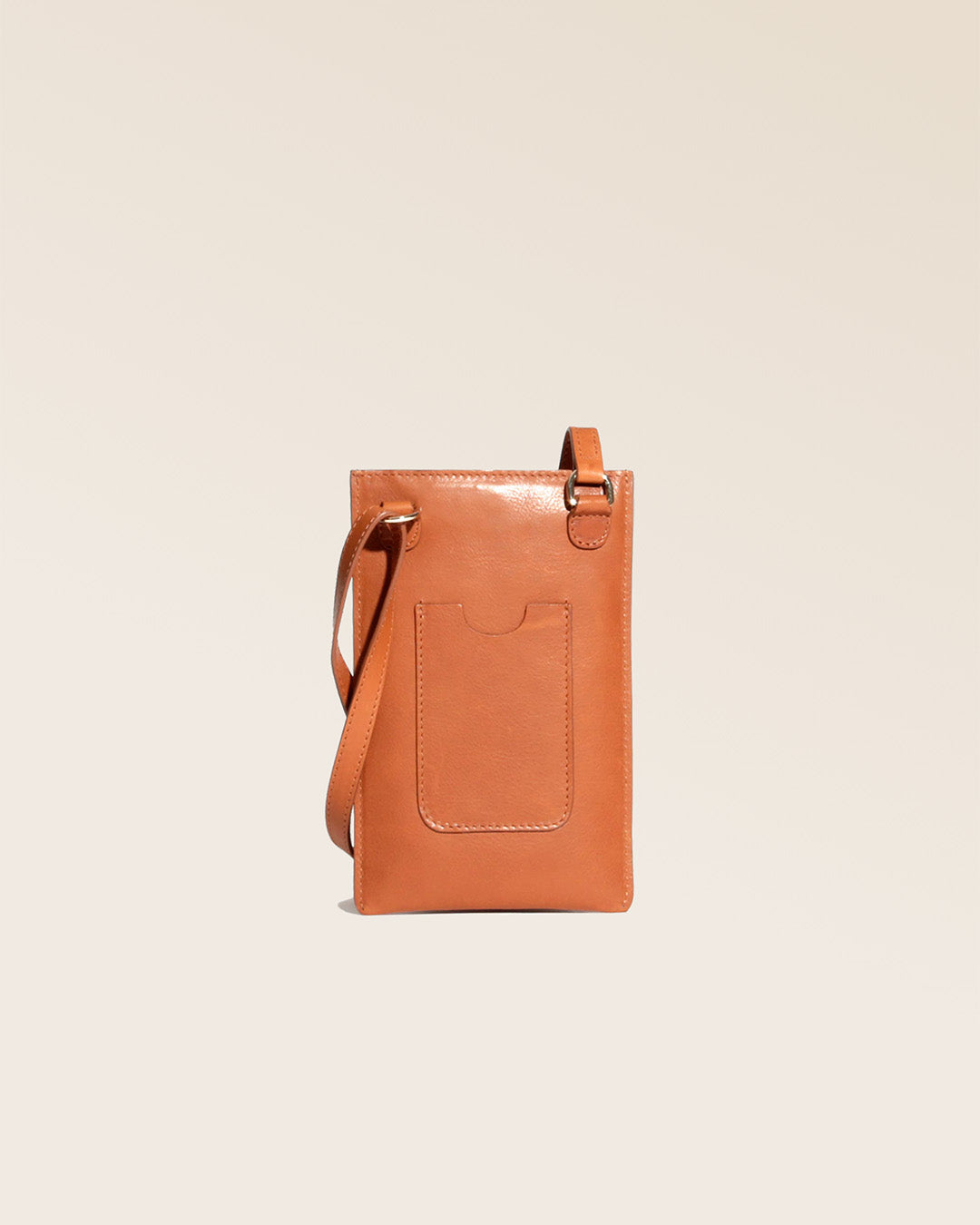 Notre pochette téléphone Renouard en cuir vintage camel vue de dos en studio.