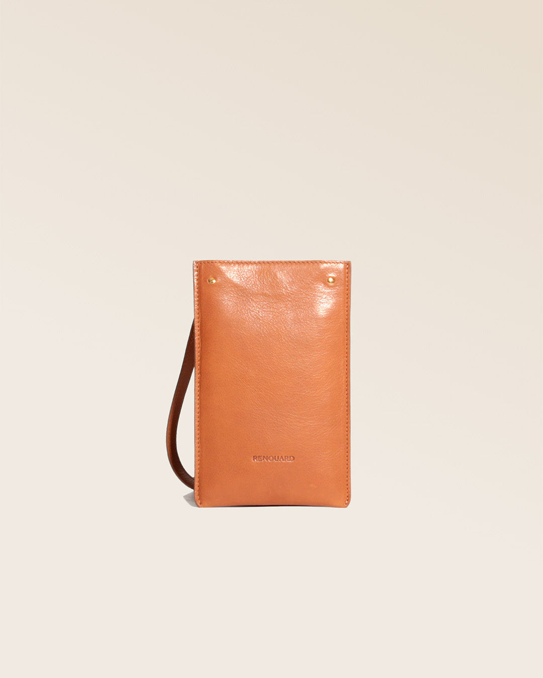 Notre pochette téléphone Renouard en cuir vintage camel vue de face en studio.