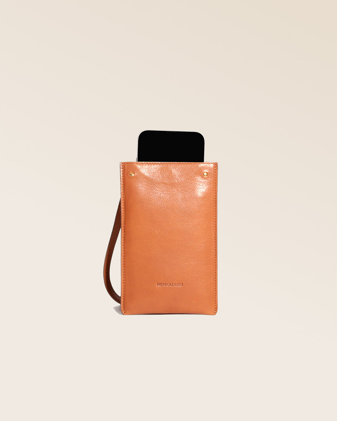Notre pochette téléphone Renouard en cuir vintage camel vue de face en studio.