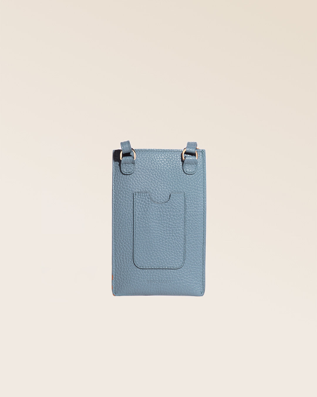 Notre pochette téléphone Étrivière en cuir façon vigogne bleu cobalt vue de dos en studio.