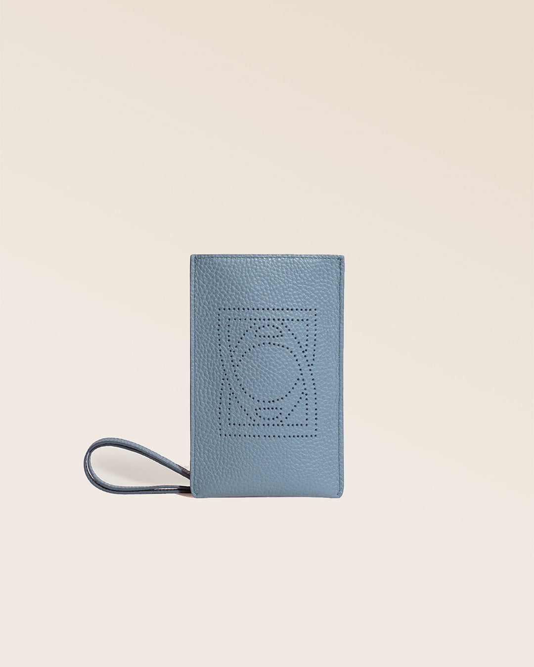 Notre pochette téléphone Étrivière en cuir façon vigogne bleu cobalt vue de face en studio.