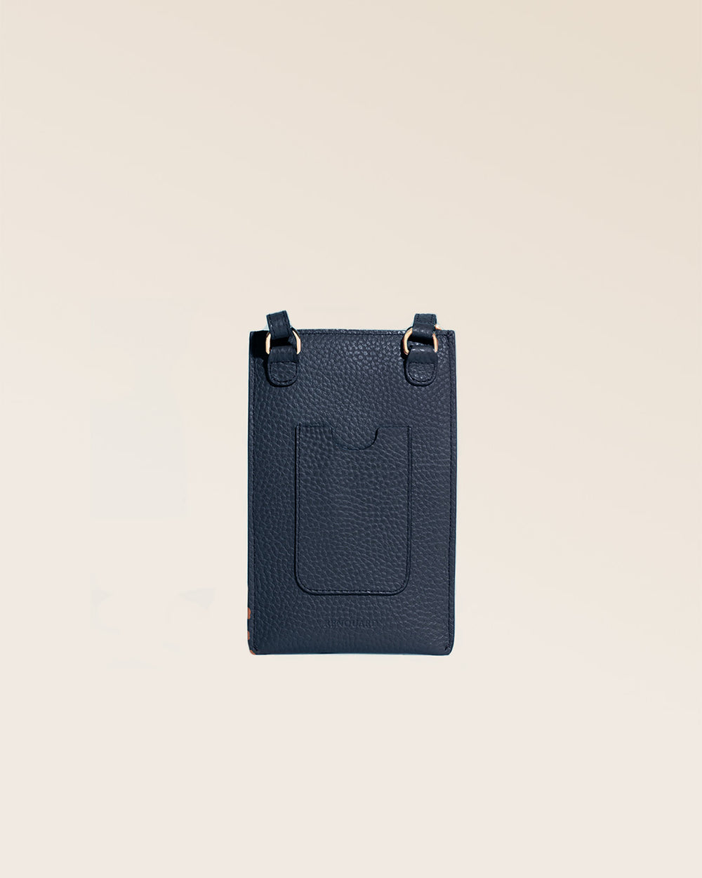 Notre pochette téléphone Étrivière en cuir façon vigogne bleu marine vue de dos en studio.
