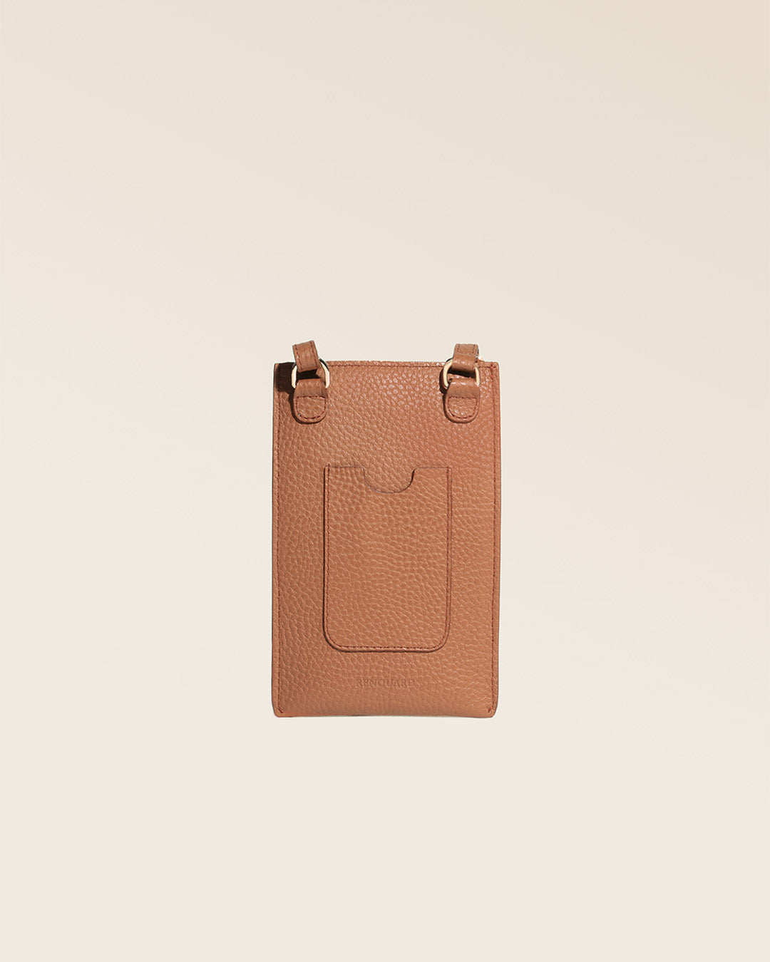 Notre pochette téléphone Étrivière en cuir façon vigogne fauve vue de dos en studio.