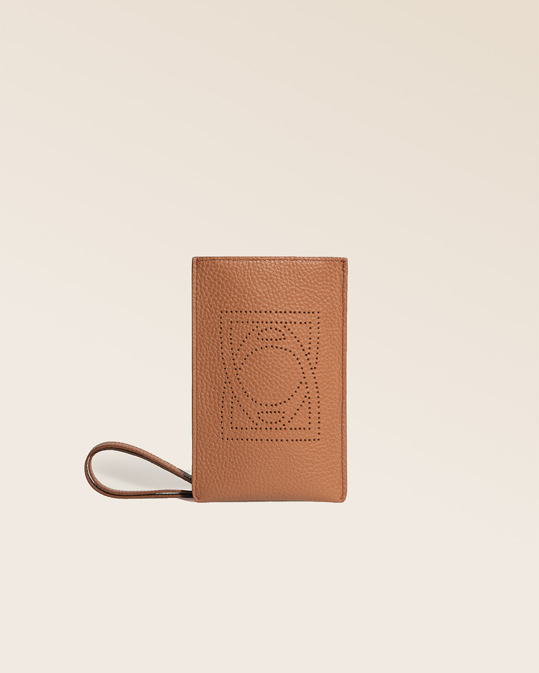 Notre pochette téléphone Étrivière en cuir façon vigogne fauve vue de face en studio.