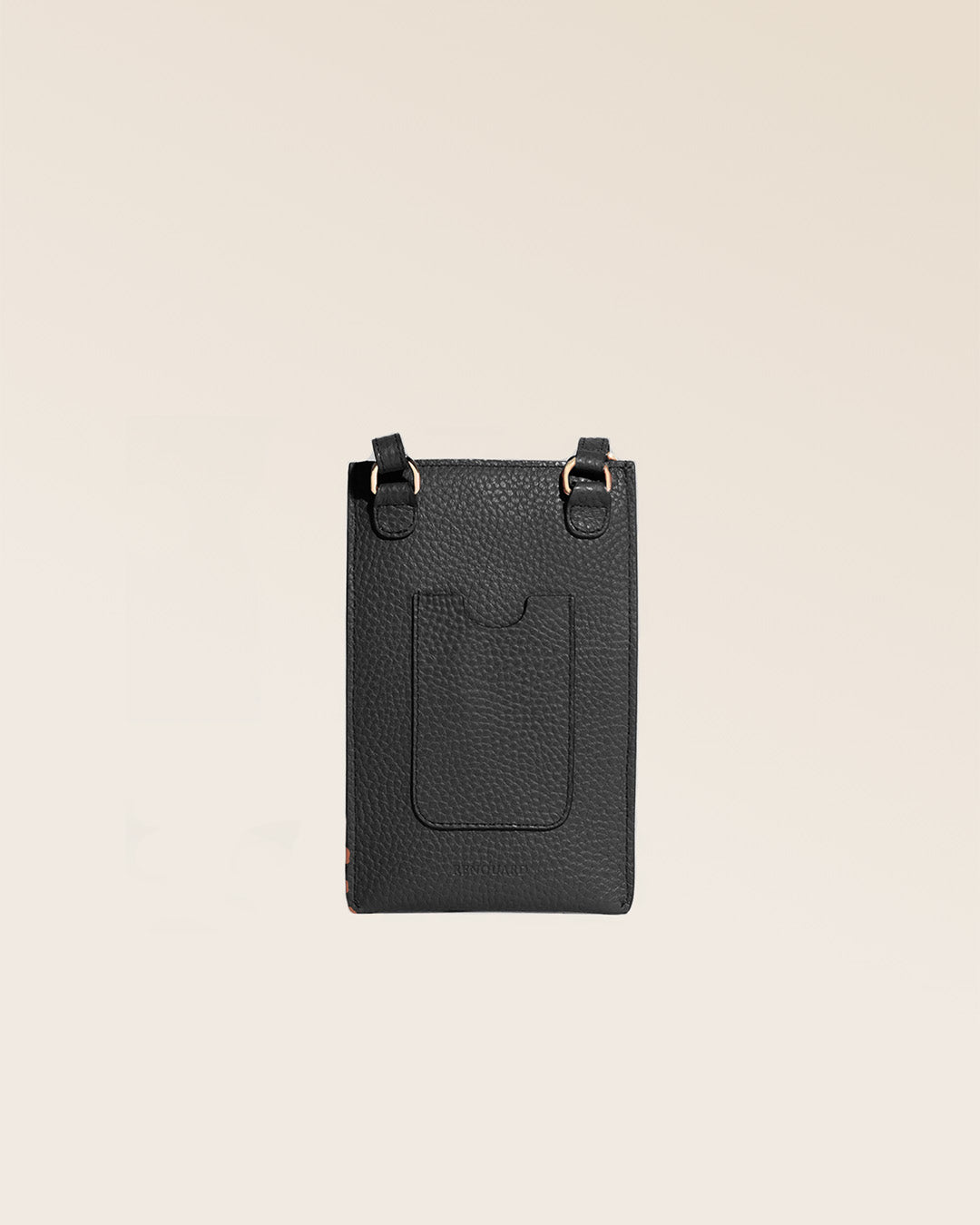 Notre pochette téléphone Étrivière en cuir façon vigogne noir vue de dos en studio.