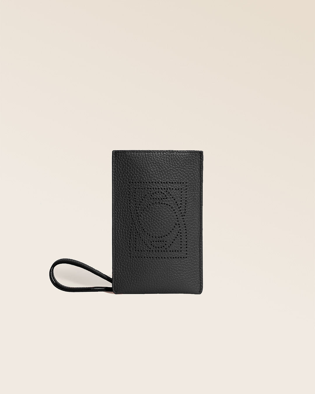 Notre pochette téléphone Étrivière en cuir façon vigogne noir vue de face en studio.