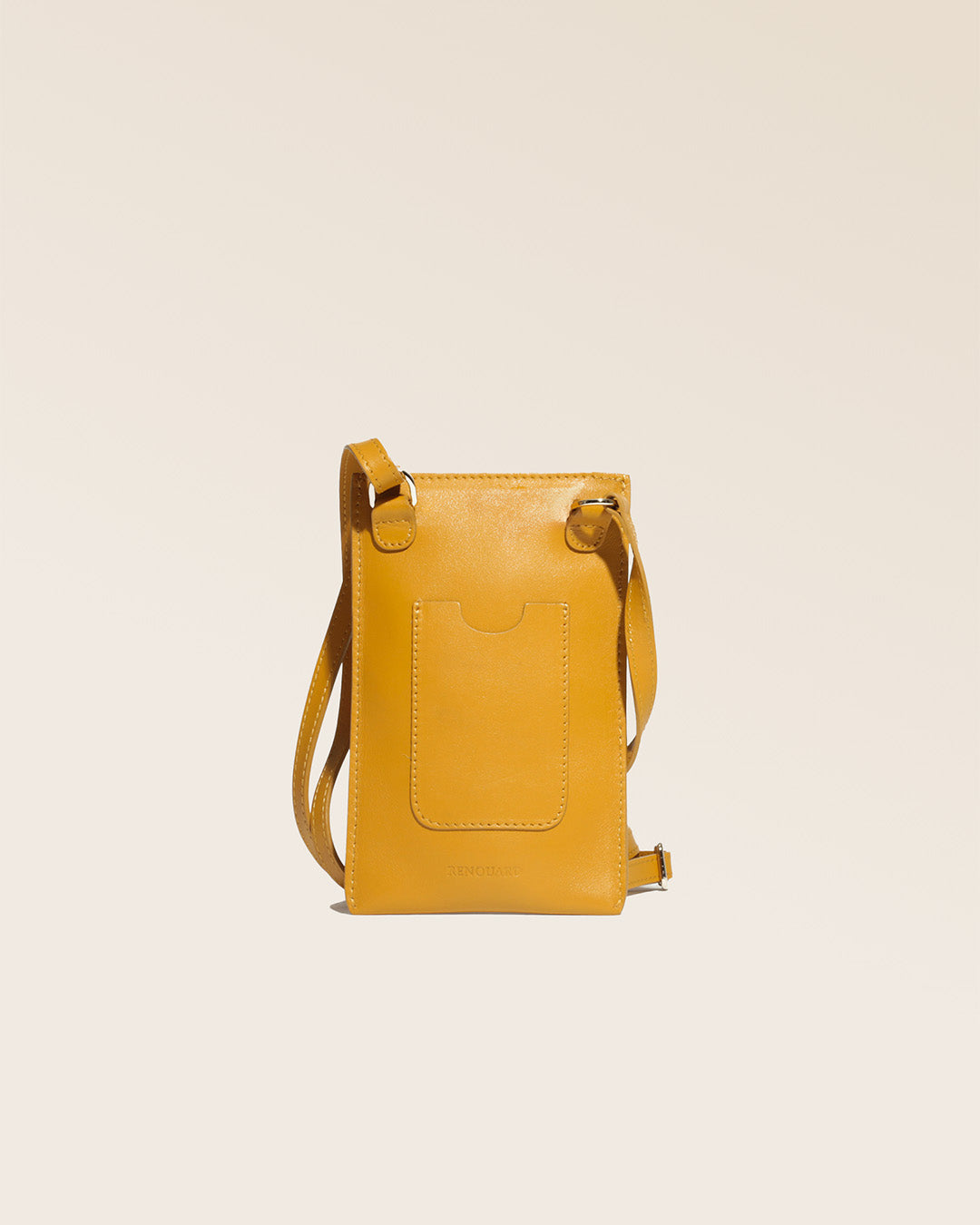 Notre pochette téléphone Étrivière Renouard en cuir lisse curry, vue de dos en studio.