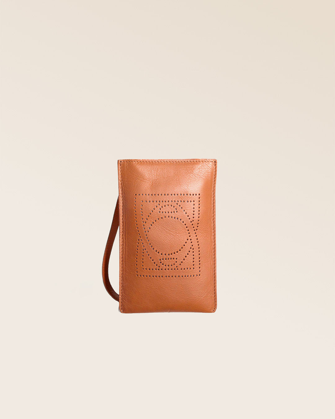 Notre pochette téléphone Étrivière en cuir vintage camel vue de face en studio.