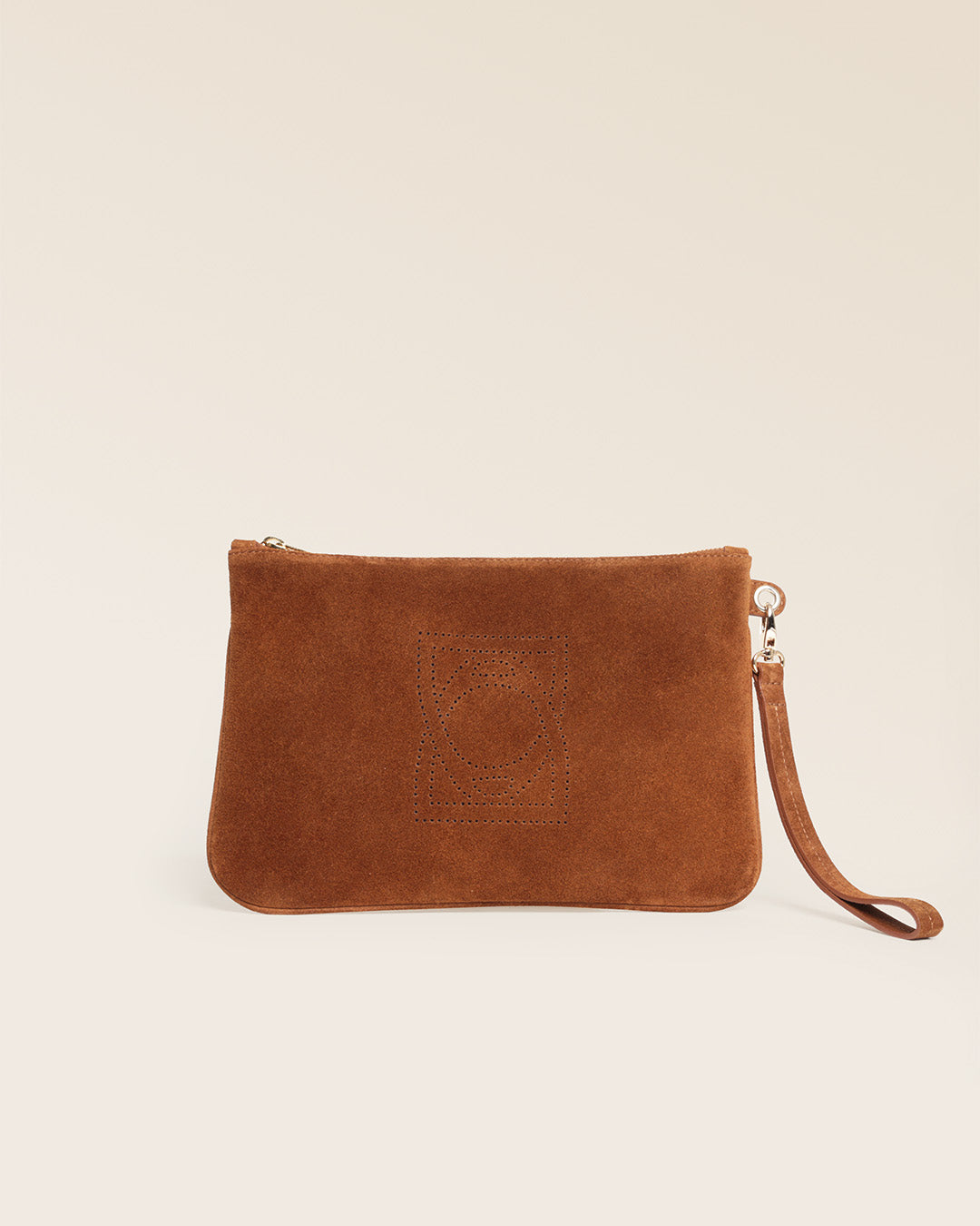 Notre pochette zippée Étrivière en cuir veau velours noisette vu de face en studio.