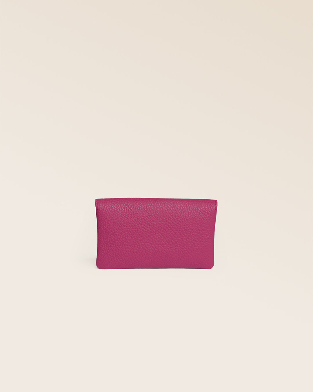 Notre porte-monnaie Lilou Renouard, en cuir façon vigogne pivoine, vu de dos en studio.