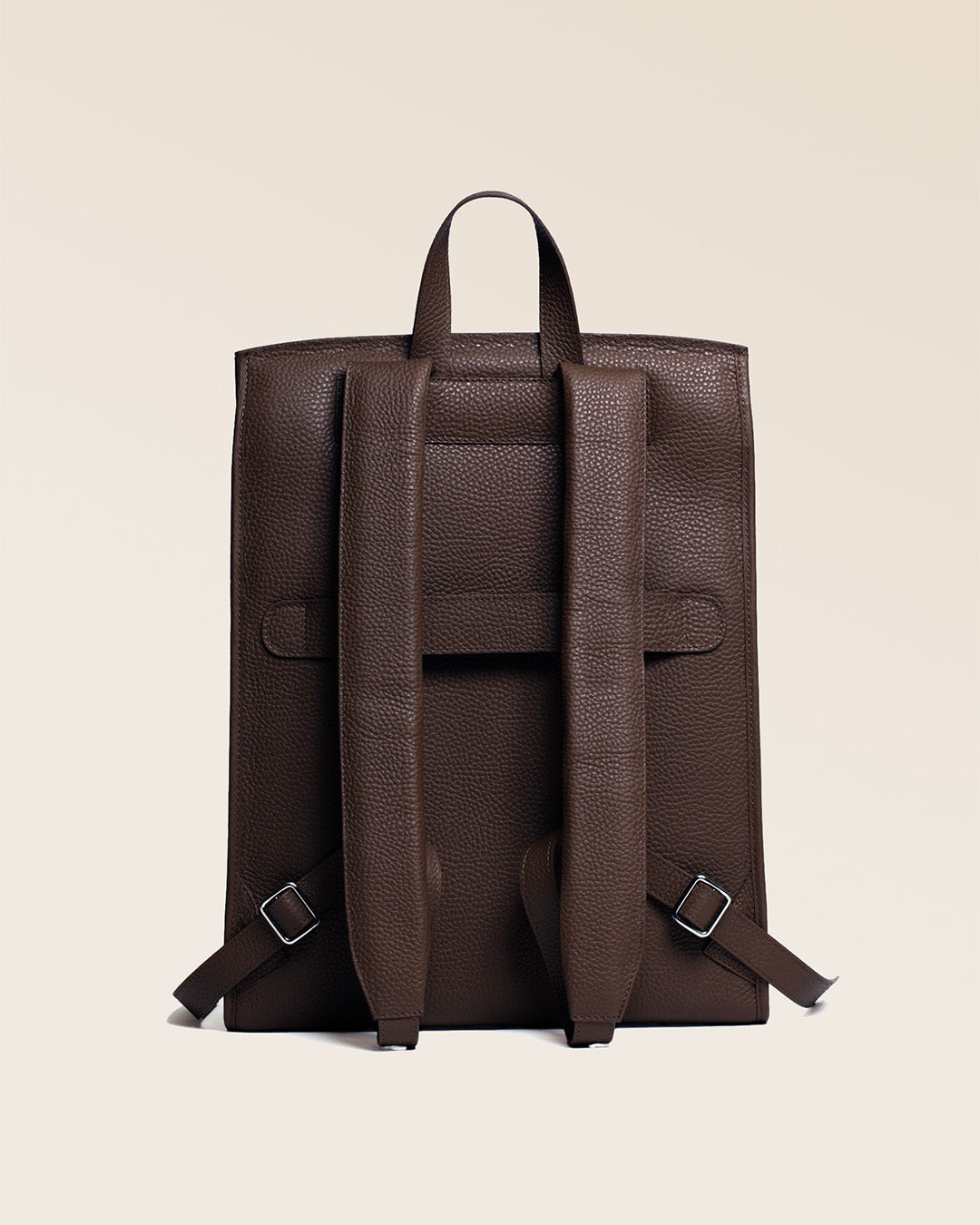 Notre sac à dos Alex en version cuir façon vigogne chocolat vu de dos.