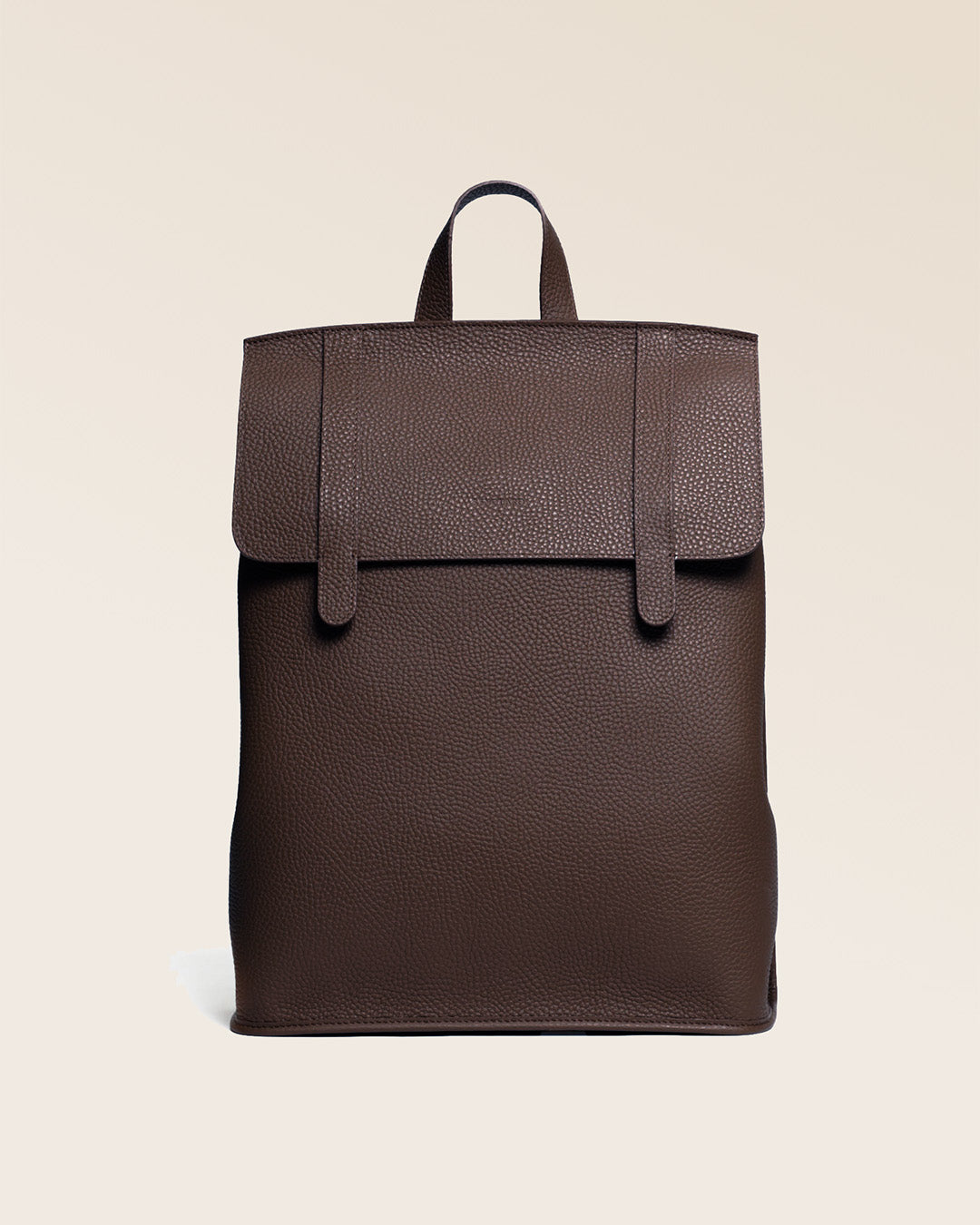 Notre sac à dos Alex en version cuir façon vigogne chocolat vu de face.