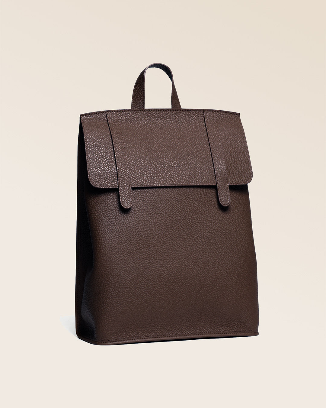 Notre sac à dos Alex en version cuir façon vigogne chocolat vu de quart.