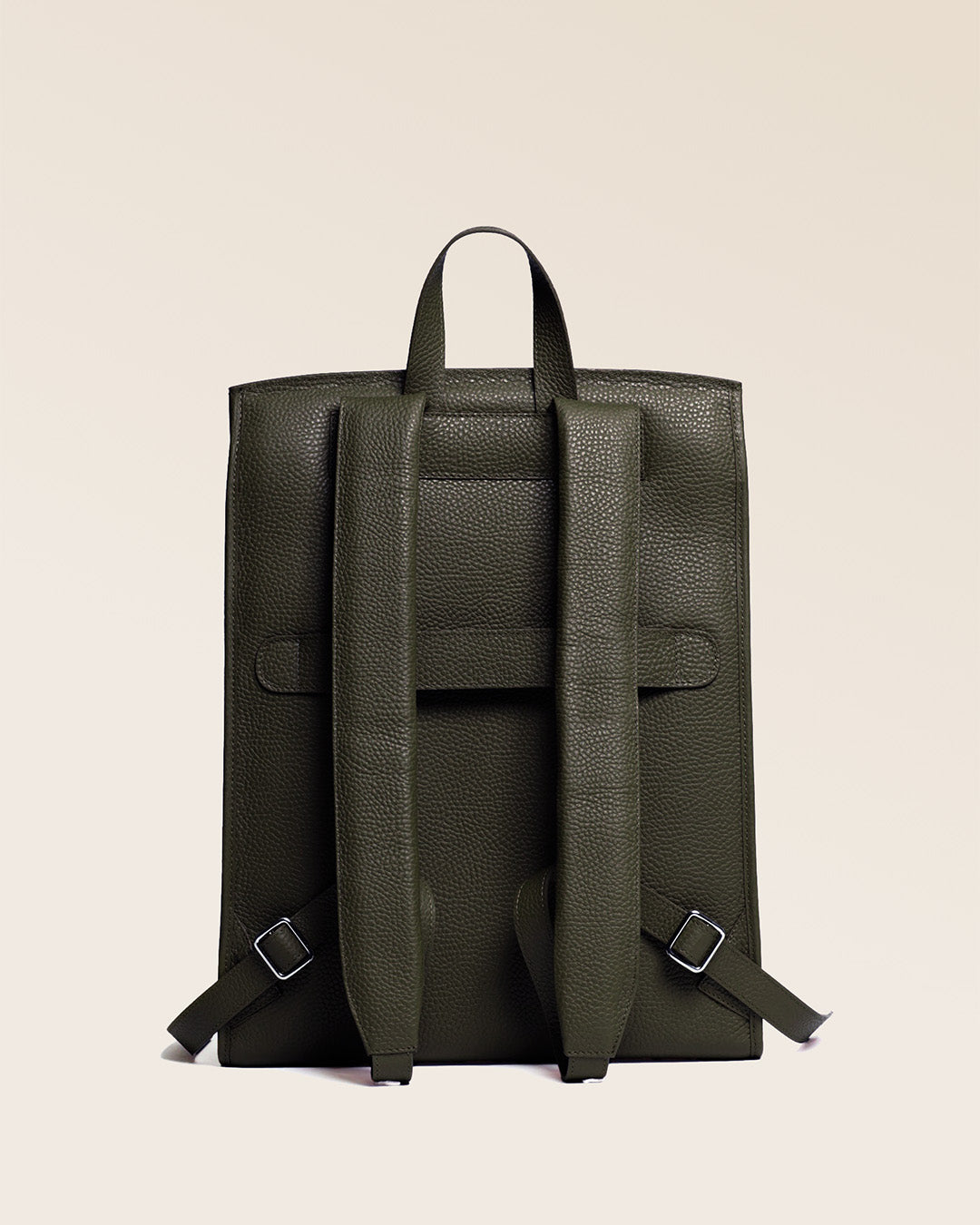 Notre sac à dos Alex en version cuir façon vigogne kaki vu de dos.
