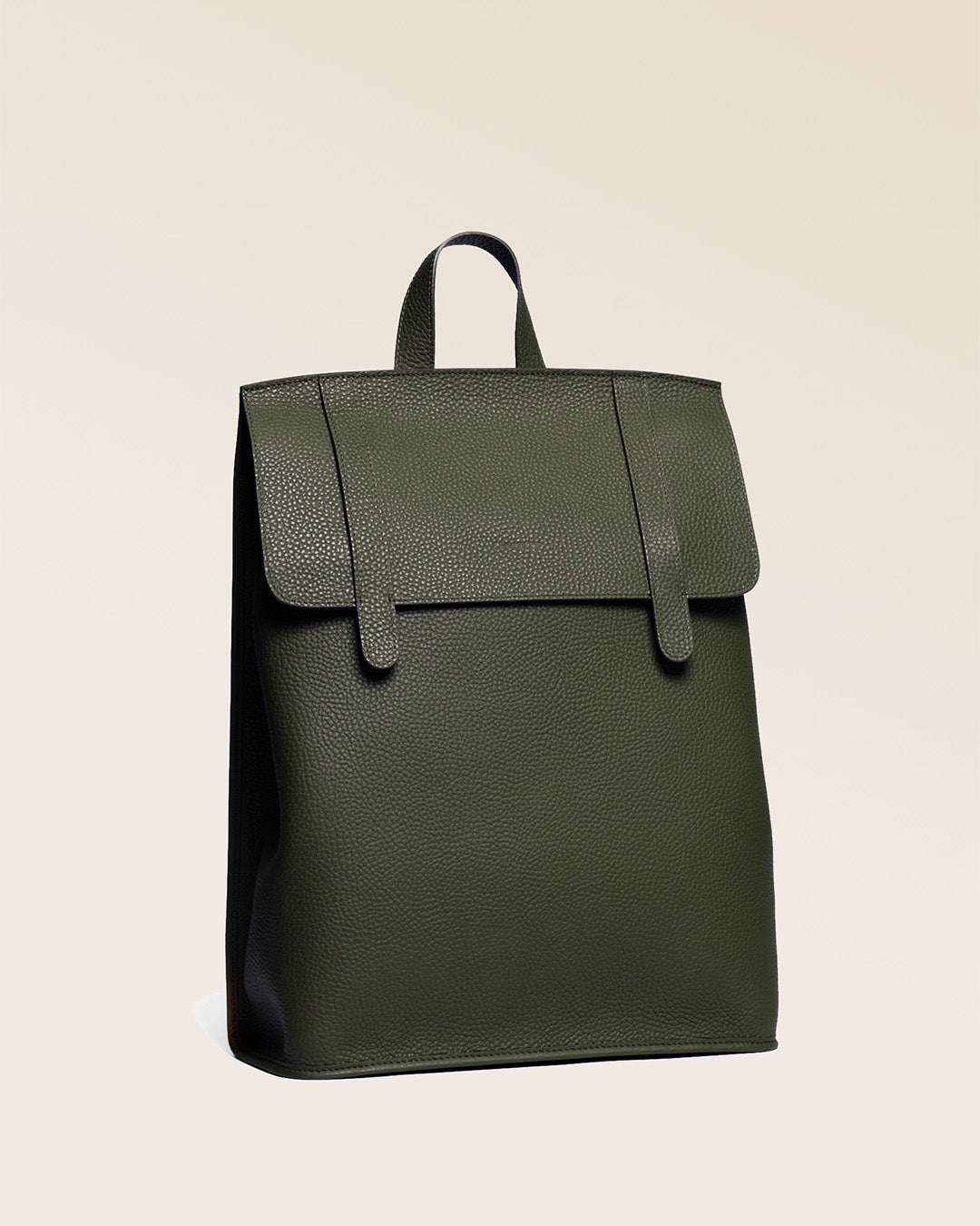 Notre sac à dos Alex en version cuir façon vigogne kaki vu de quart.