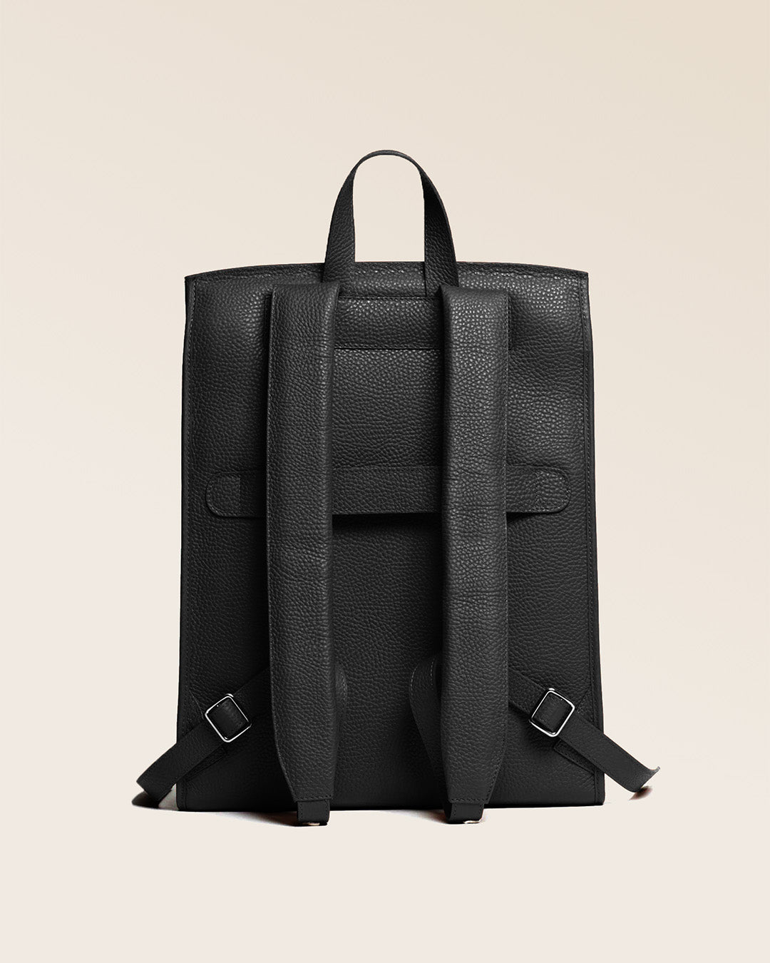 Notre sac à dos Alex en version cuir façon vigogne noir vu de dos.