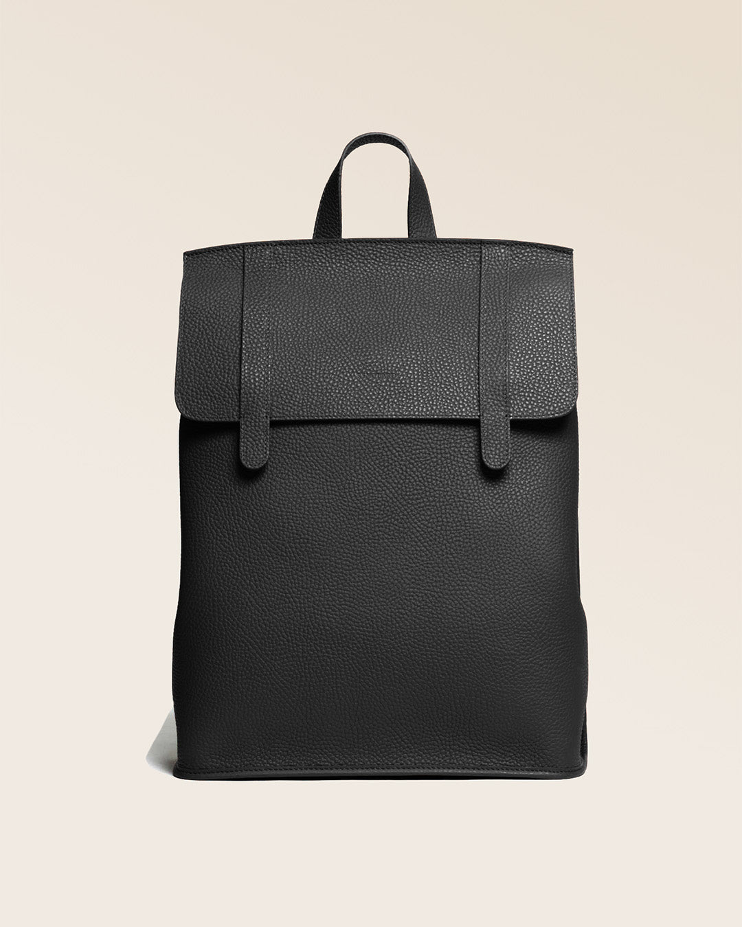 Notre sac à dos Alex en version cuir façon vigogne noir vu de face.