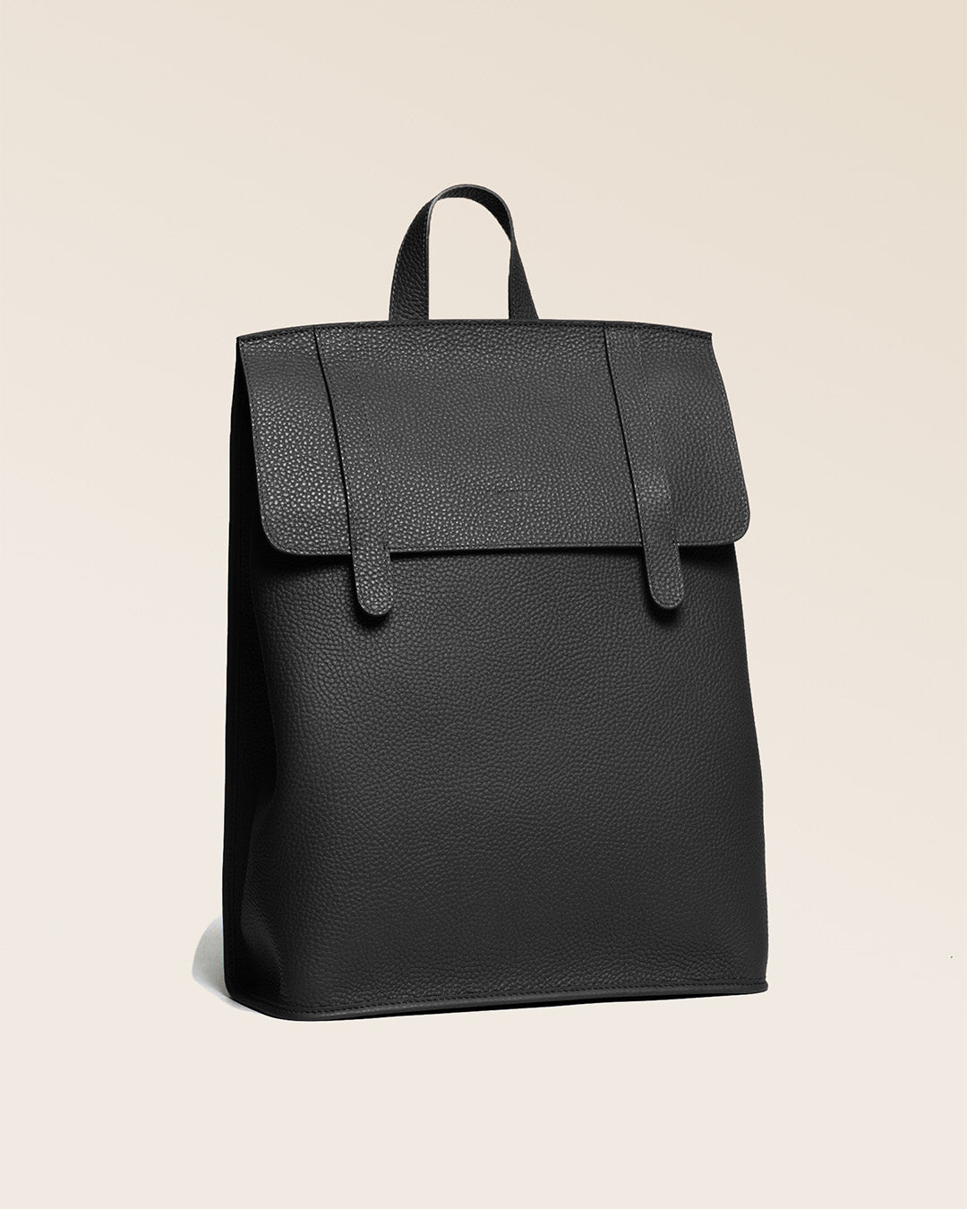Notre sac à dos Alex en version cuir façon vigogne noir vu de quart.