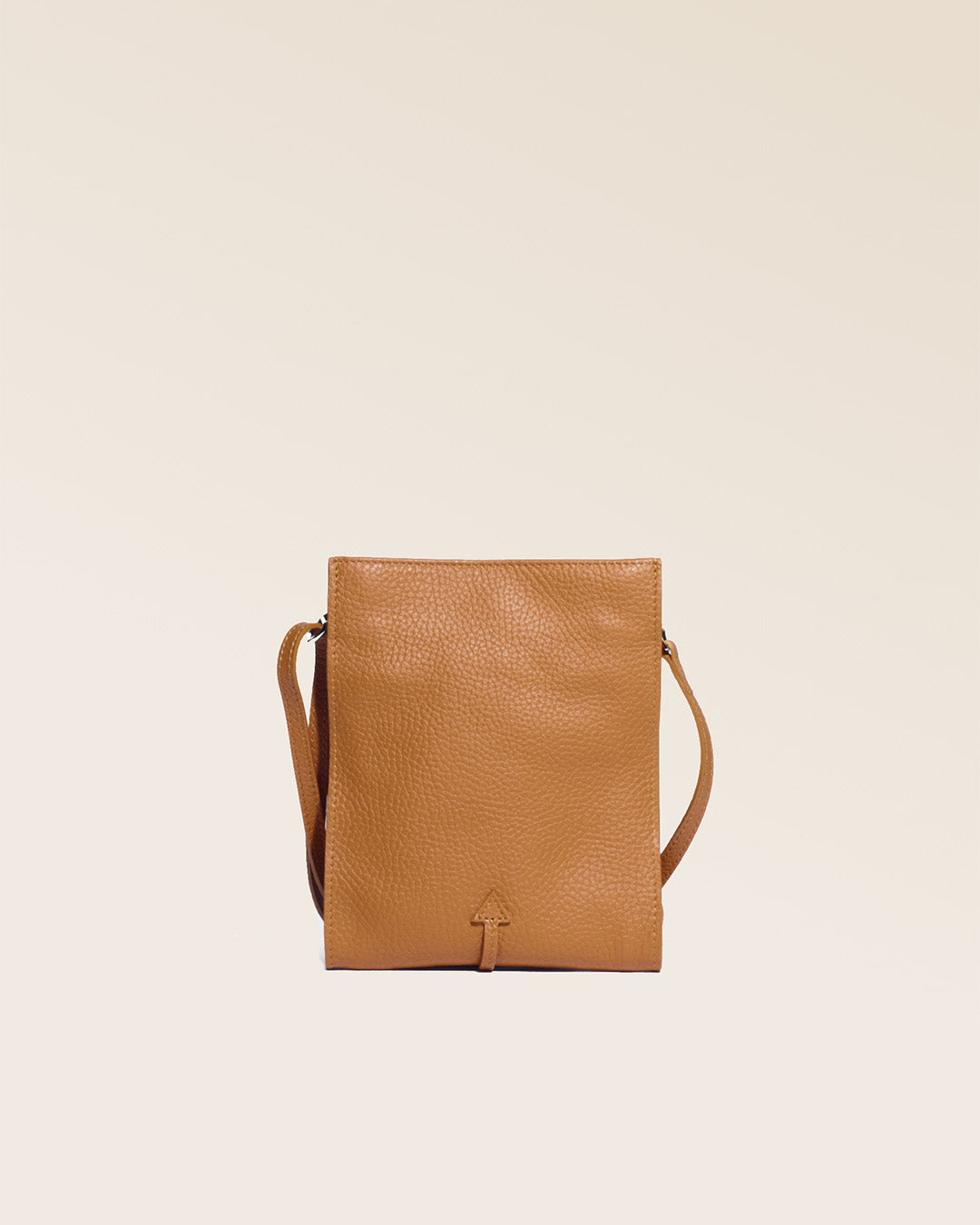 Notre pochette Aglaé en cuir fauve vue de dos.