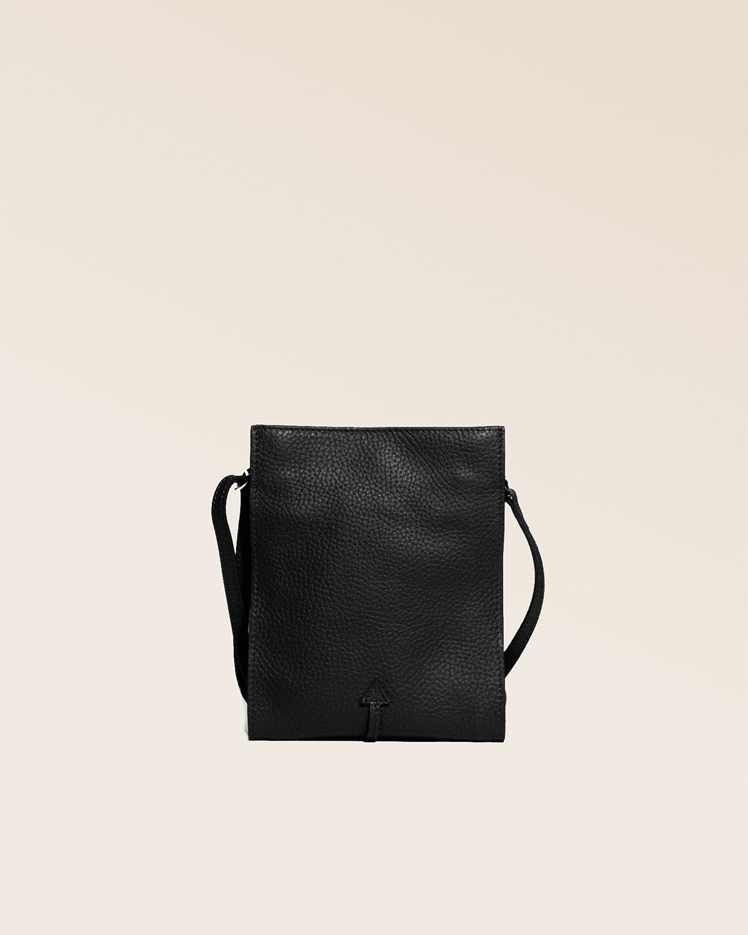 Notre pochette Aglaé en cuir vigogne noir vue de dos.
