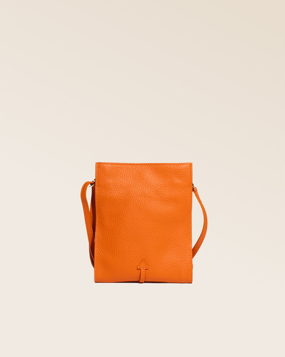 Notre pochette Aglaé Renouard en cuir façon vigogne orange, vue de dos en studio.