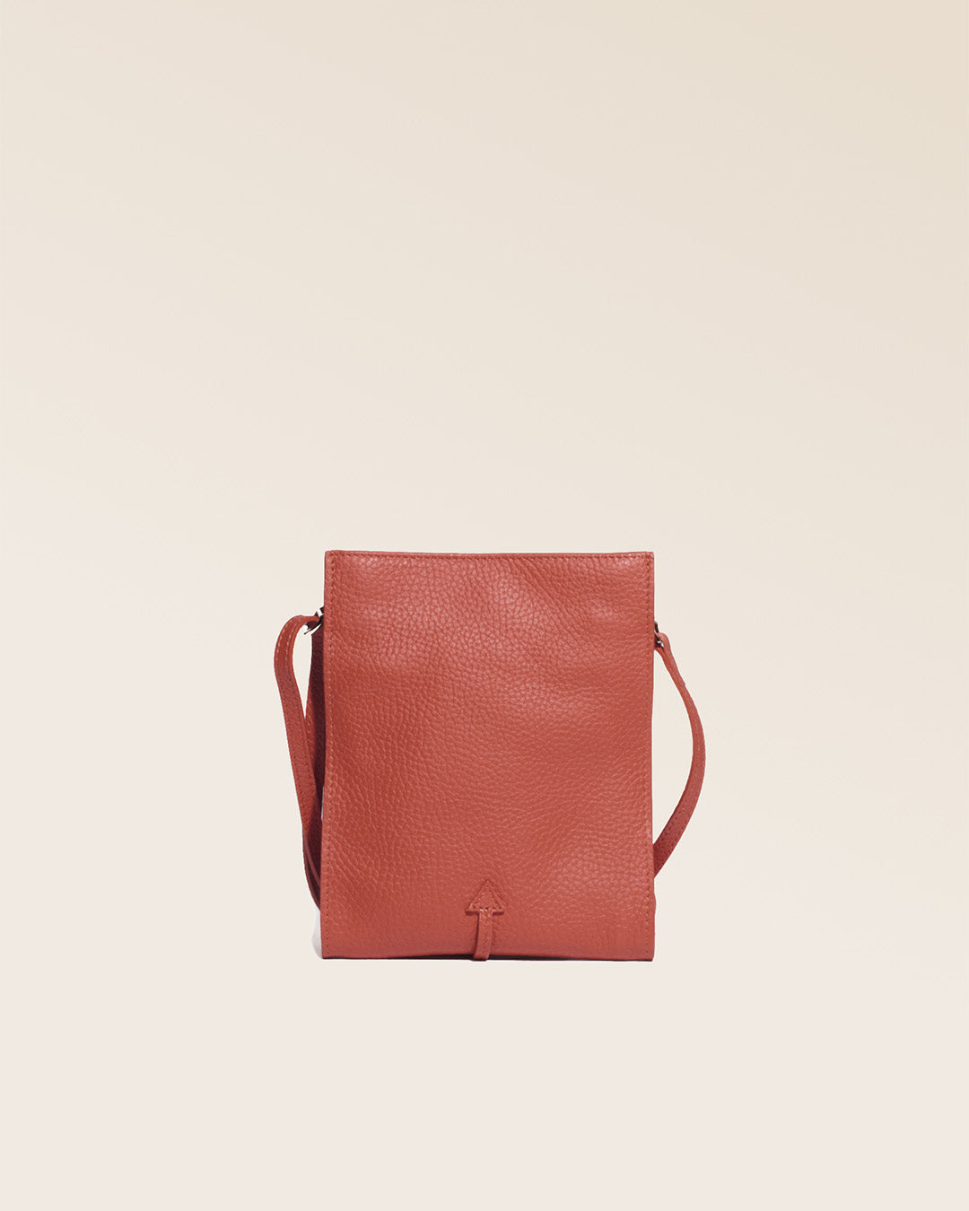 Notre pochette Aglaé en cuir terracotta vue de dos.