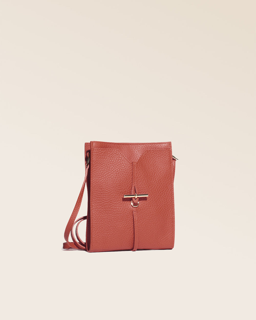 Notre pochette Aglaé en cuir terracotta vue de côté.