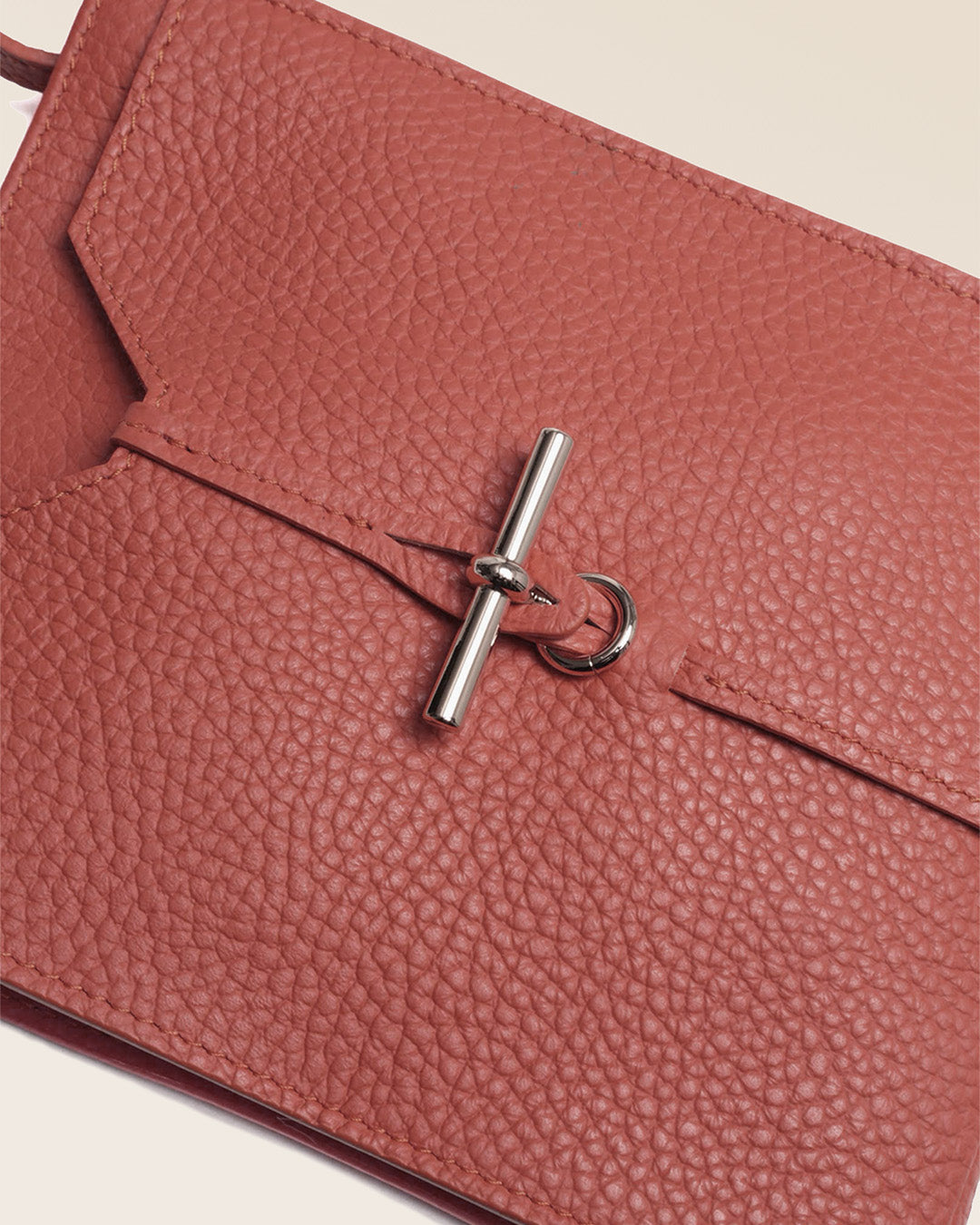 Notre pochette Aglaé en cuir terracotta vue de près.