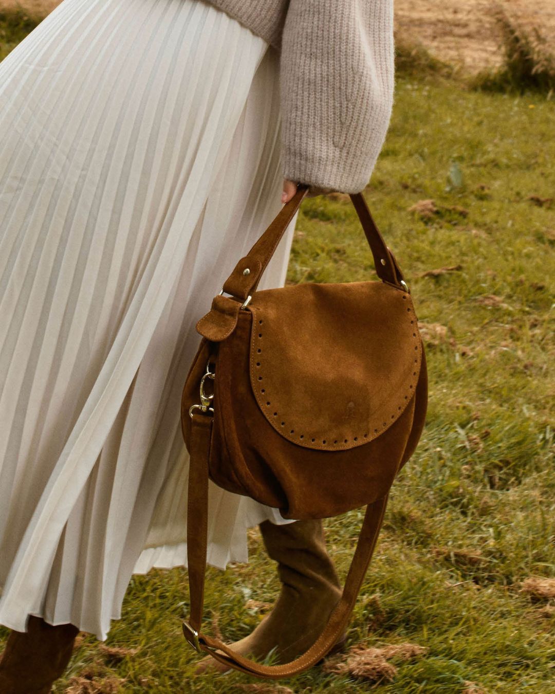 Notre sac Albane en cuir veau velours noisette vu de quart, porté par notre mannequin Léa Gouaux.