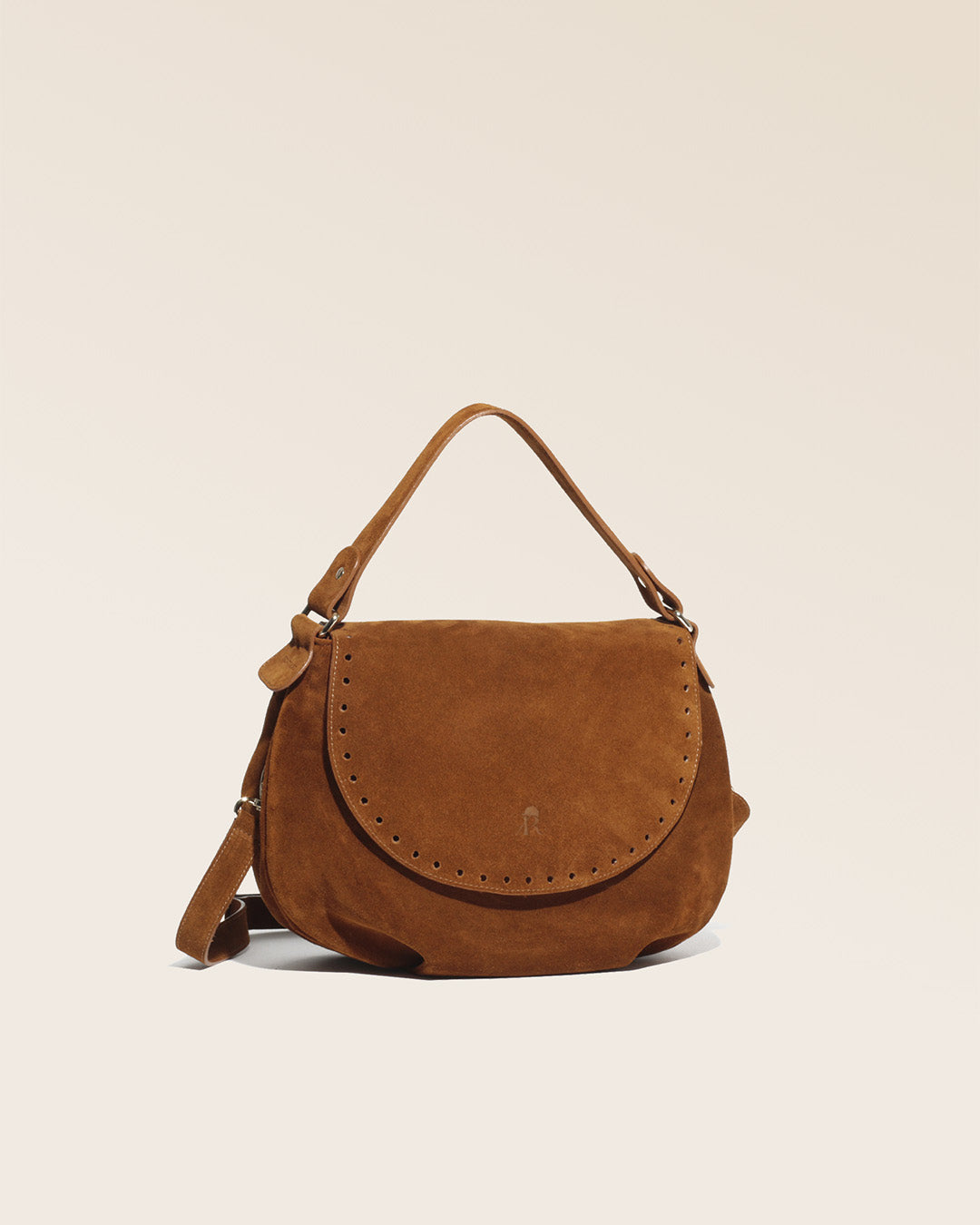 Notre sac Albane en cuir veau velours noisette vu de quart en studio.