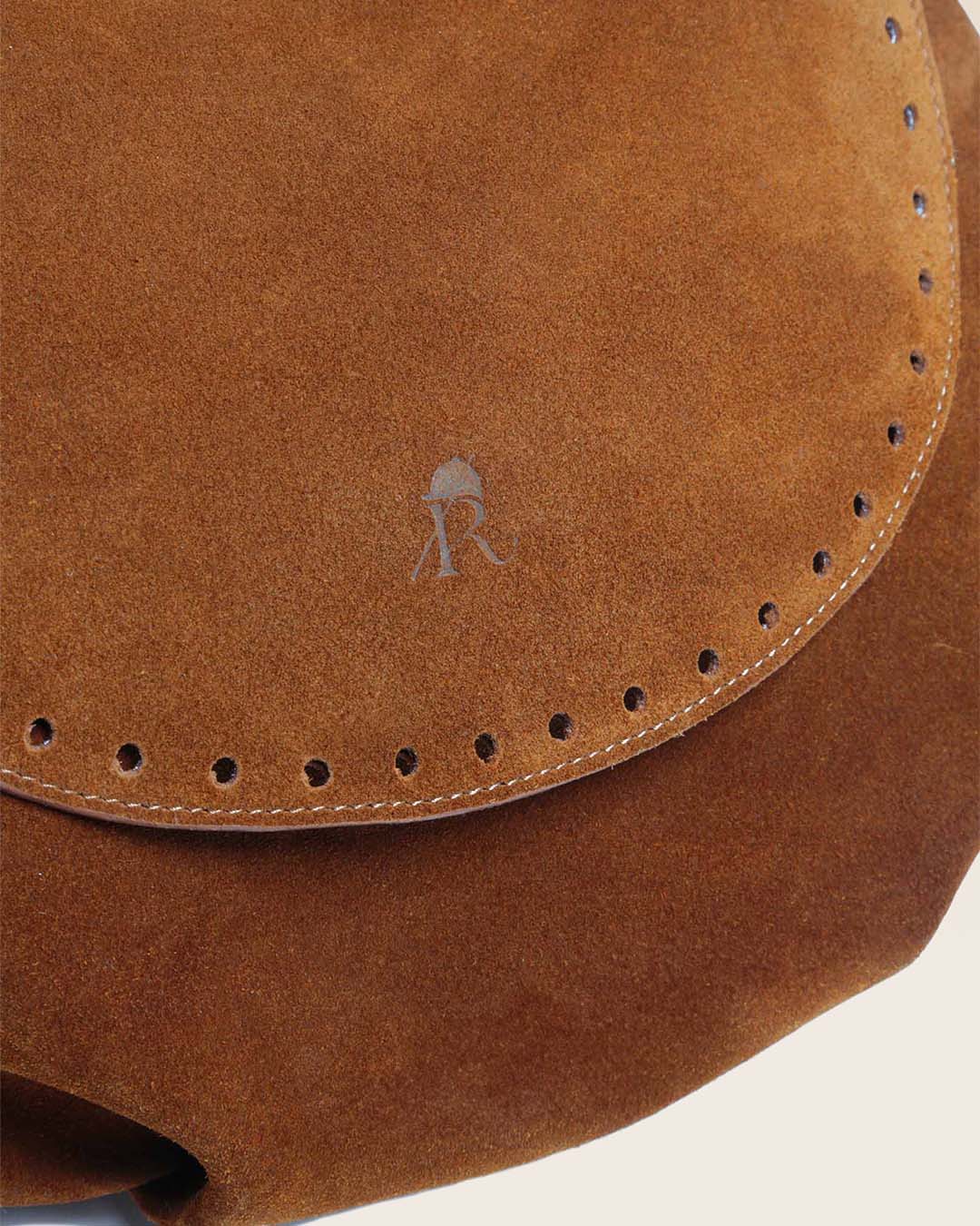 Notre sac Albane en cuir veau velours noisette vu de près en studio.