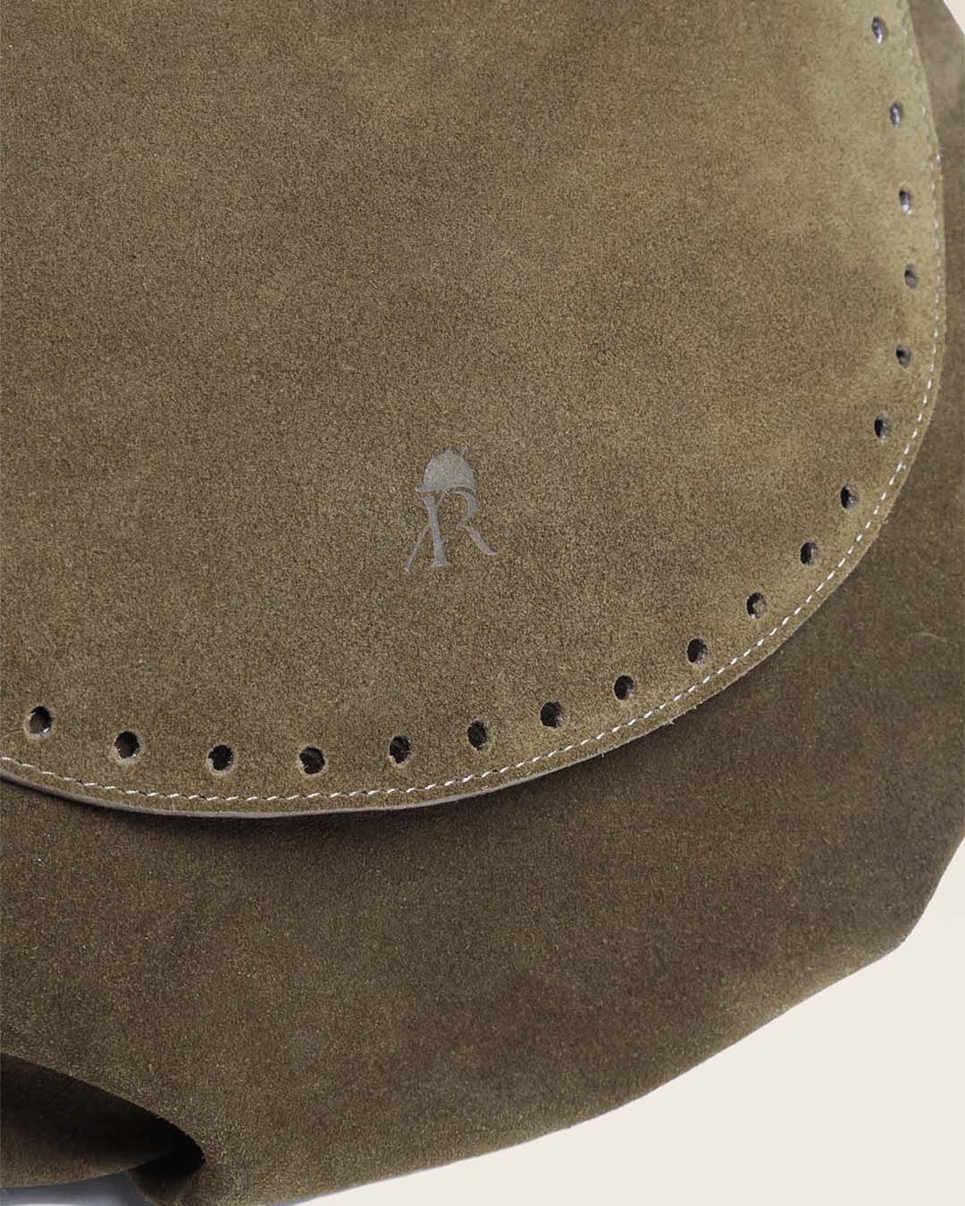 Notre sac Albane en cuir veau velours truffe vu de près en studio.