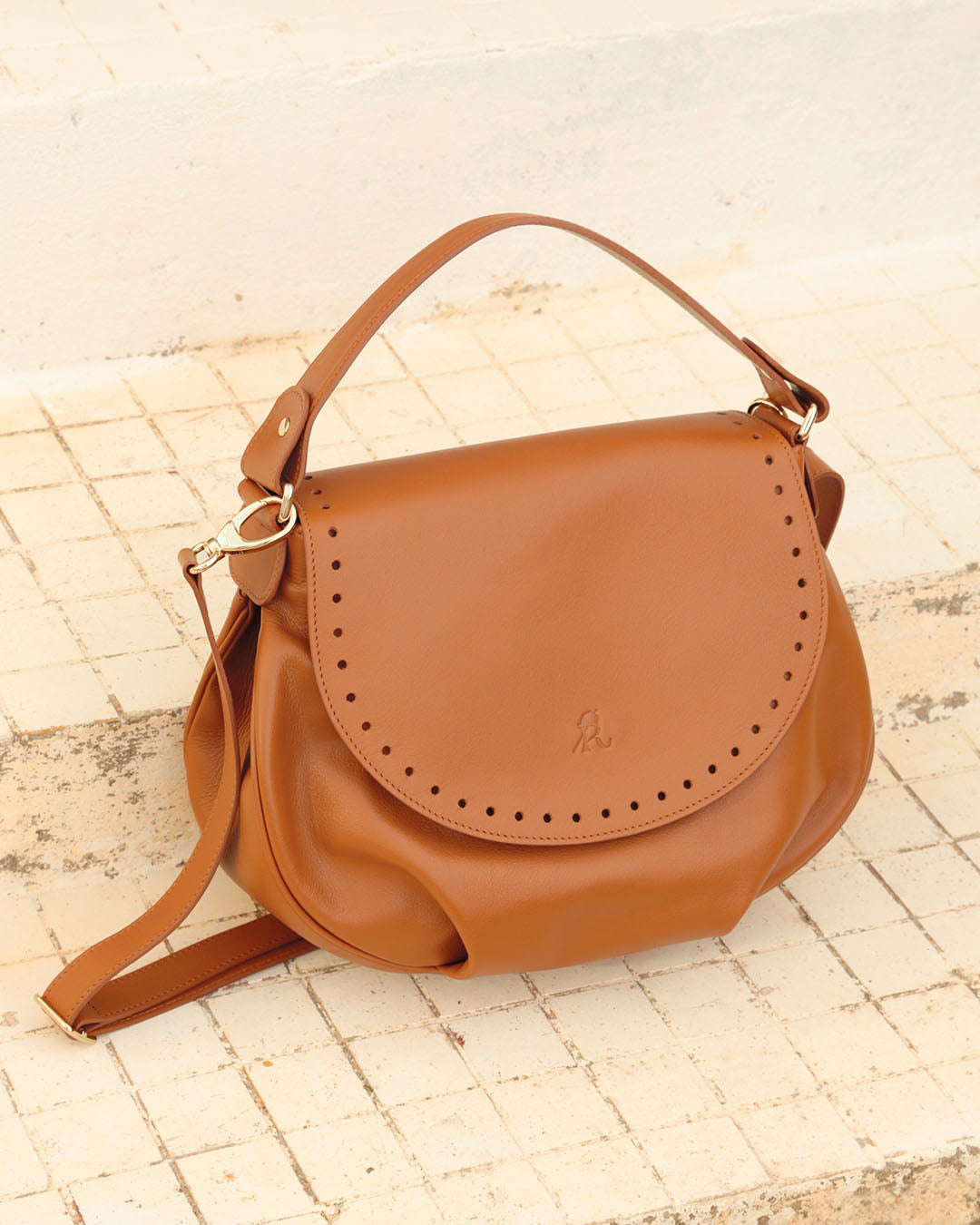 Notre sac Albane Renouard, en cuir vintage camel, vu en ambiance.
