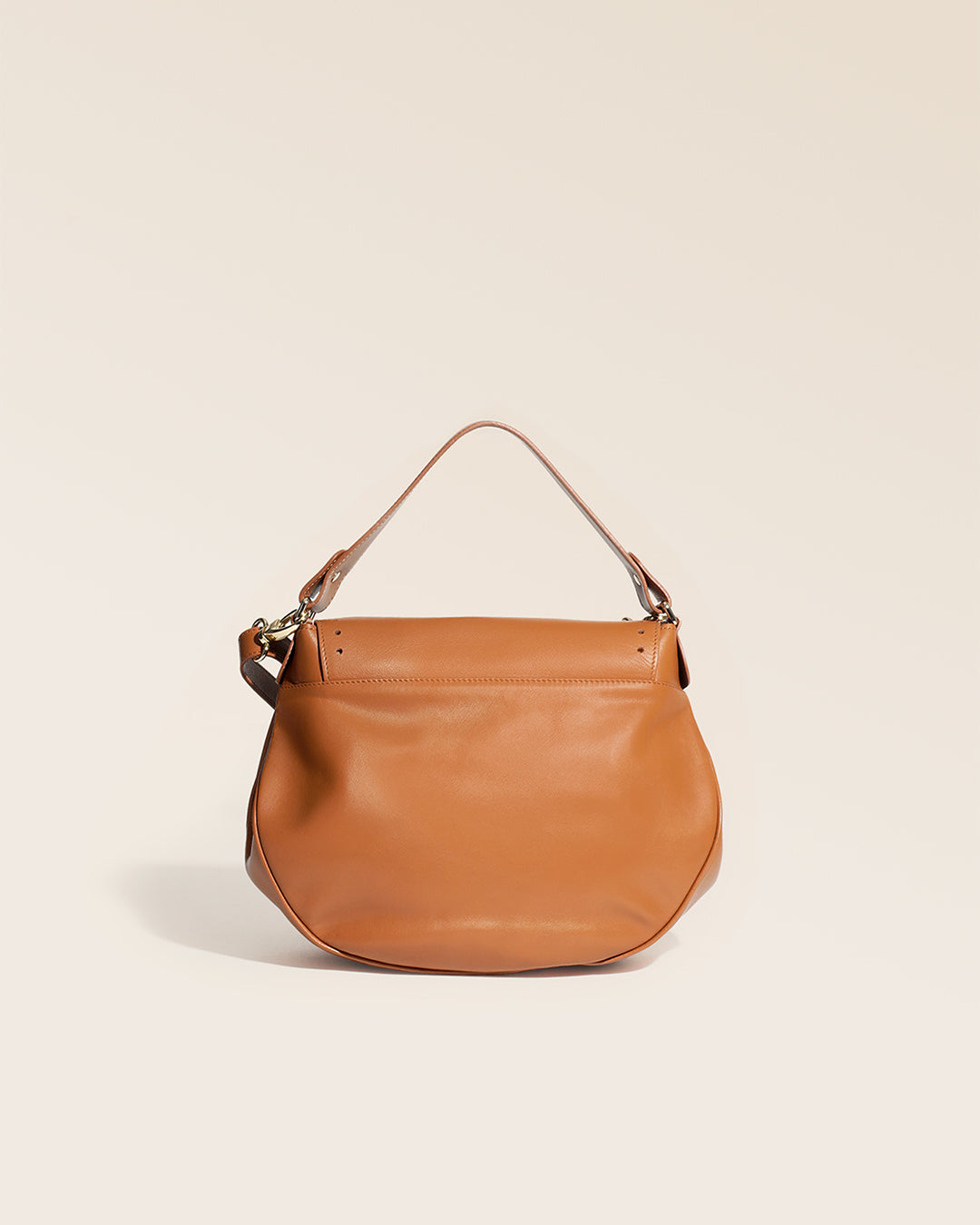 Notre sac Albane Renouard, en cuir vintage camel, vu de dos en studio.
