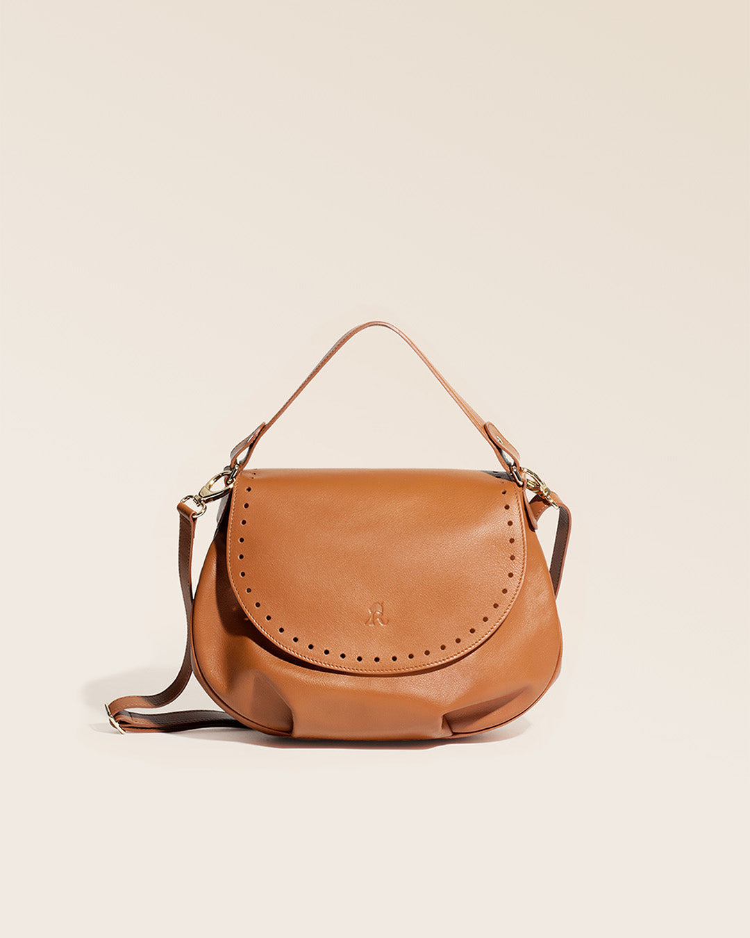 Notre sac Albane Renouard, en cuir vintage camel, vu de face en studio.