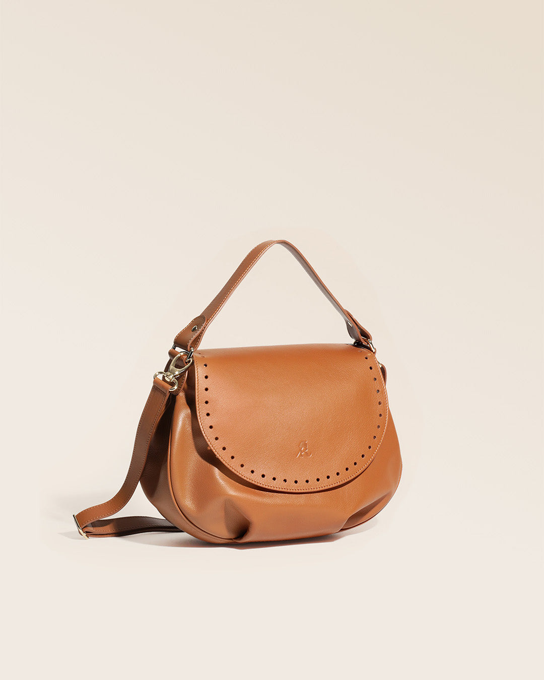 Notre sac Albane Renouard, en cuir vintage camel, vu de quart en studio.