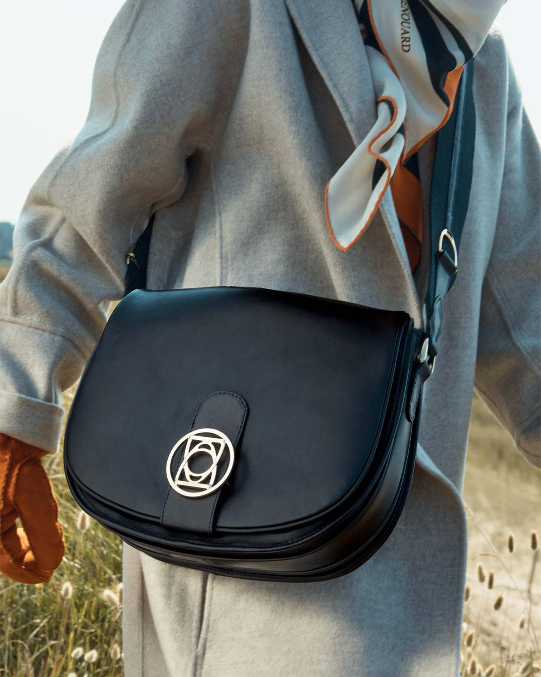 Notre sac Ascot en cuir lisse noir vue porté.