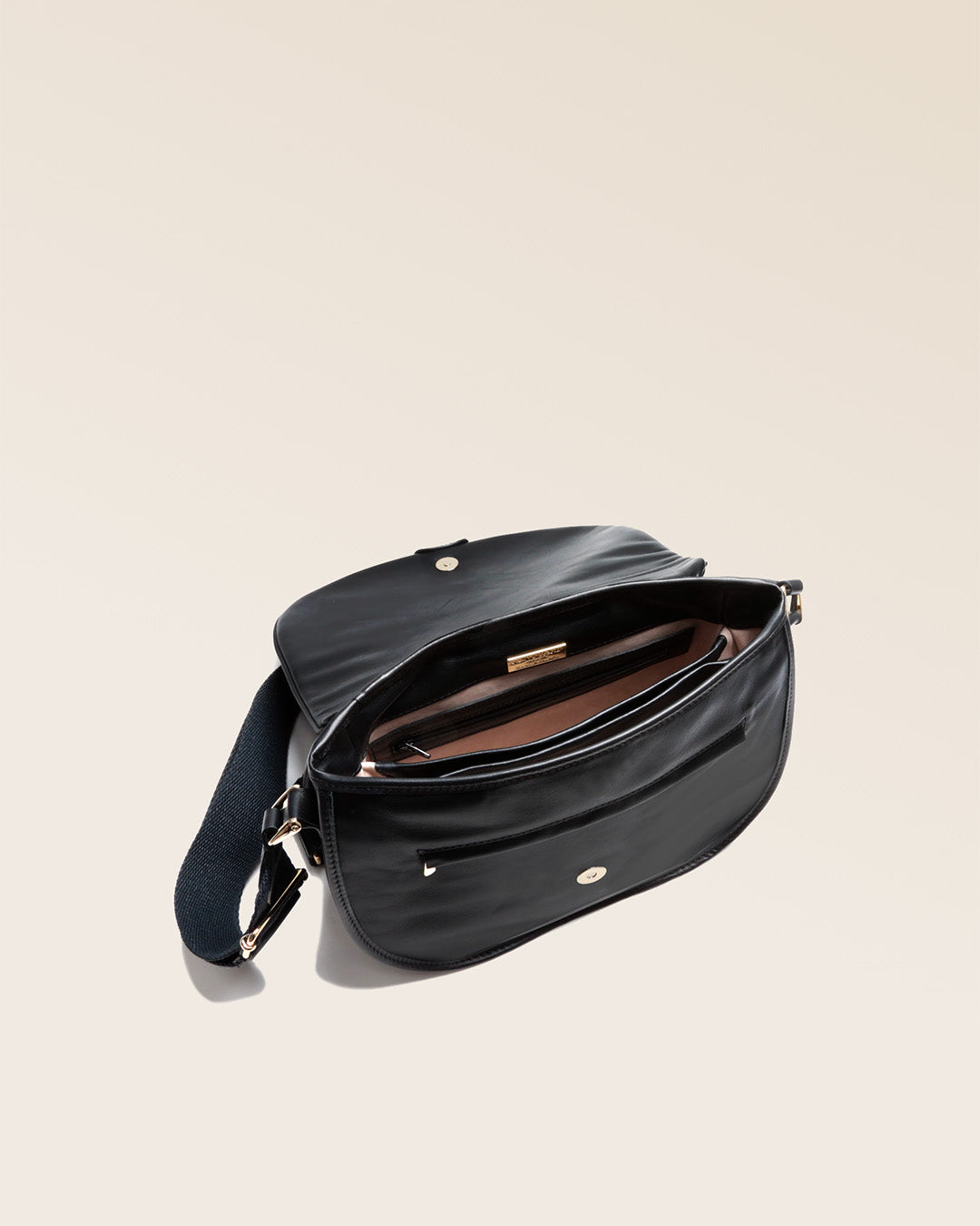 Notre sac Ascot en cuir lisse noir vu du dessus.
