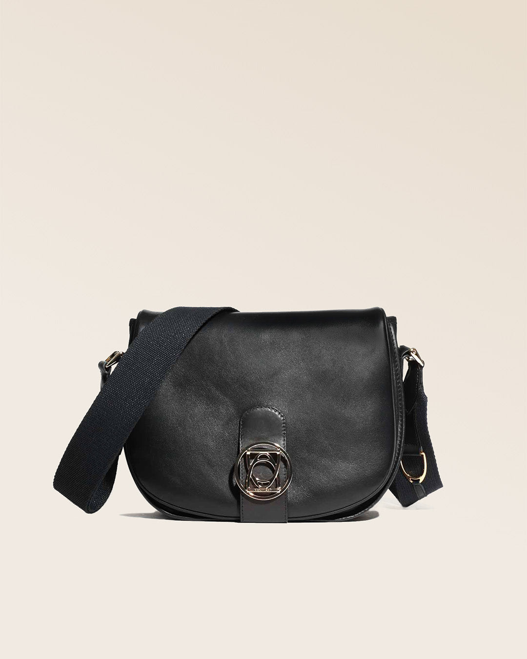 Notre sac Ascot en cuir lisse noir vu de face.