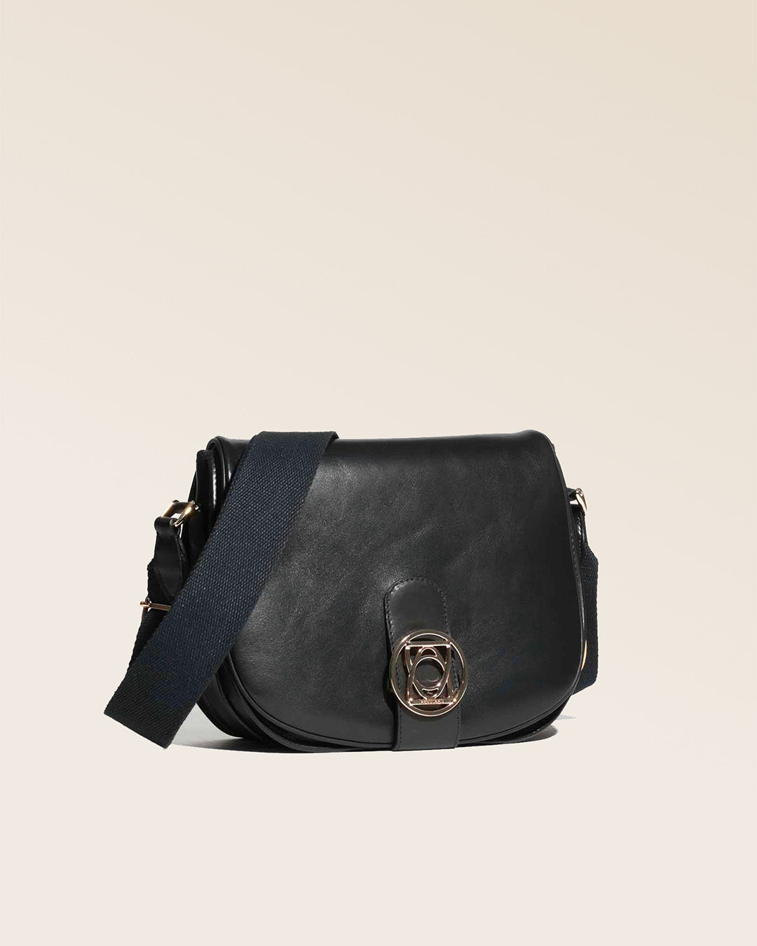 Notre sac Ascot en cuir lisse noir vu de côté.