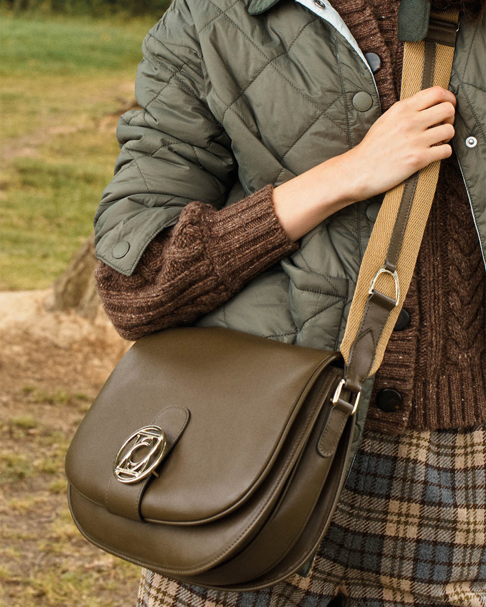 Notre sac Ascot en cuir lisse truffe vu porté.
