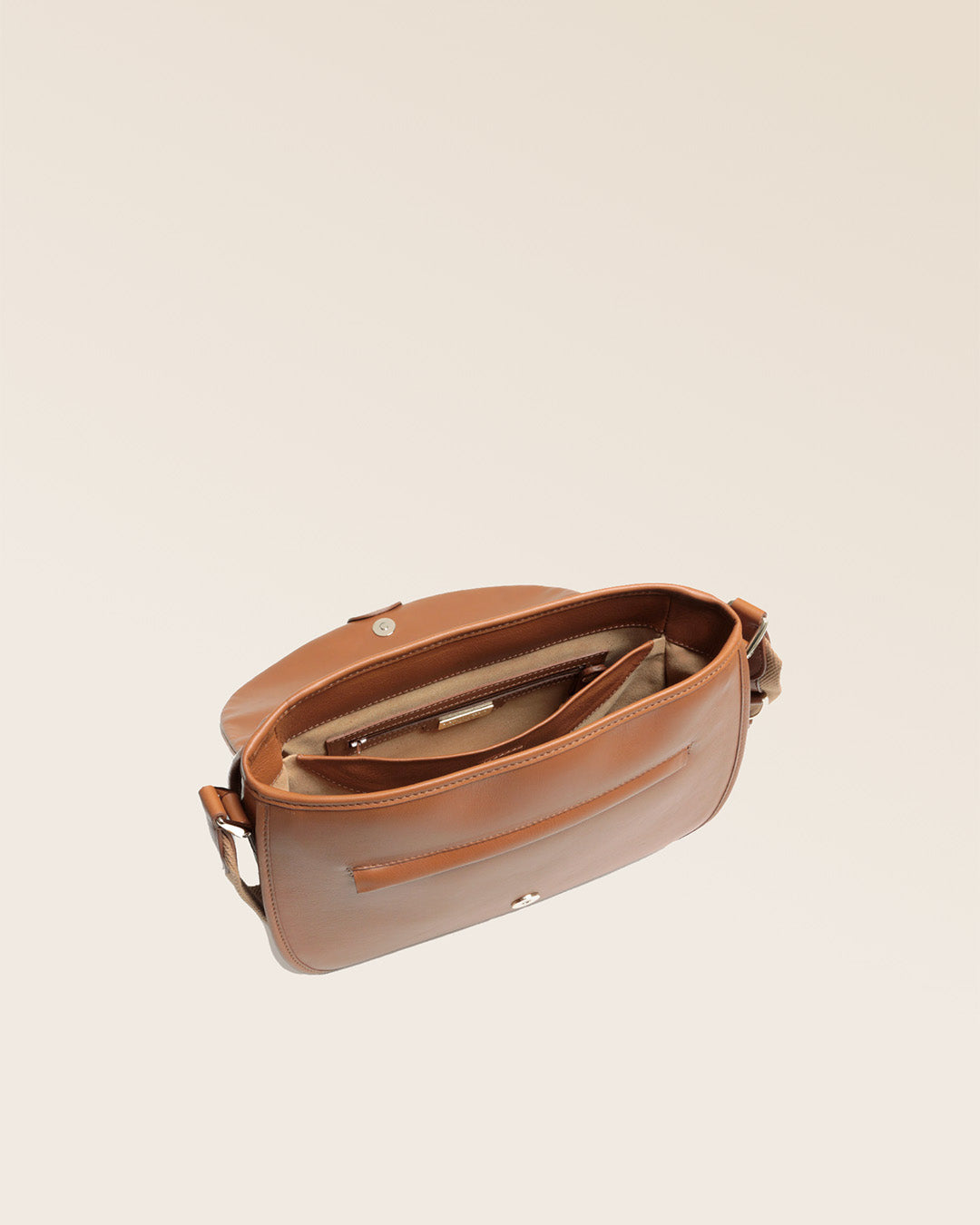 Notre sac Ascot en cuir vintage camel vu du dessus.